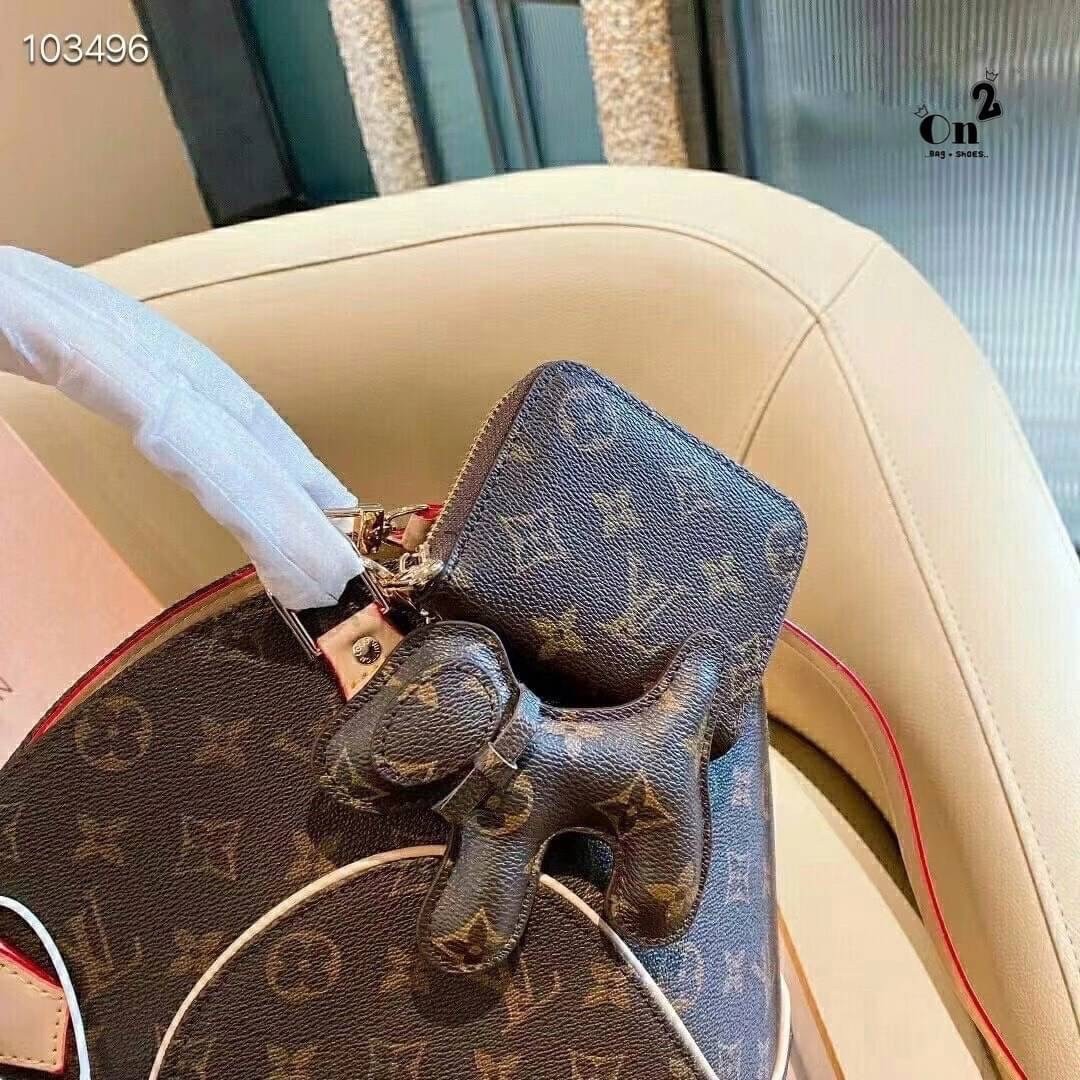 LV Ellipse PM Monogram Canvas Handbag กระเป๋าสะพายทรงหรูหรา มีสไตล์ รูปทรงโค้งแต่งขอบหนัง เป็นเอกลักษณ์ลงตัวสมบูรณ์แบบ ใบจริงสวยมากกกก ได้สวยก่อนใคร ต้องจัดแล้วจ้า พร้อมส่งที่นี่ ที่เดียว!! **พิเศษ แถมกระเป๋าสตางค์ใบเล็ก และตัวห้อยน้องหมา คุ้มสุดๆ เลยค่า