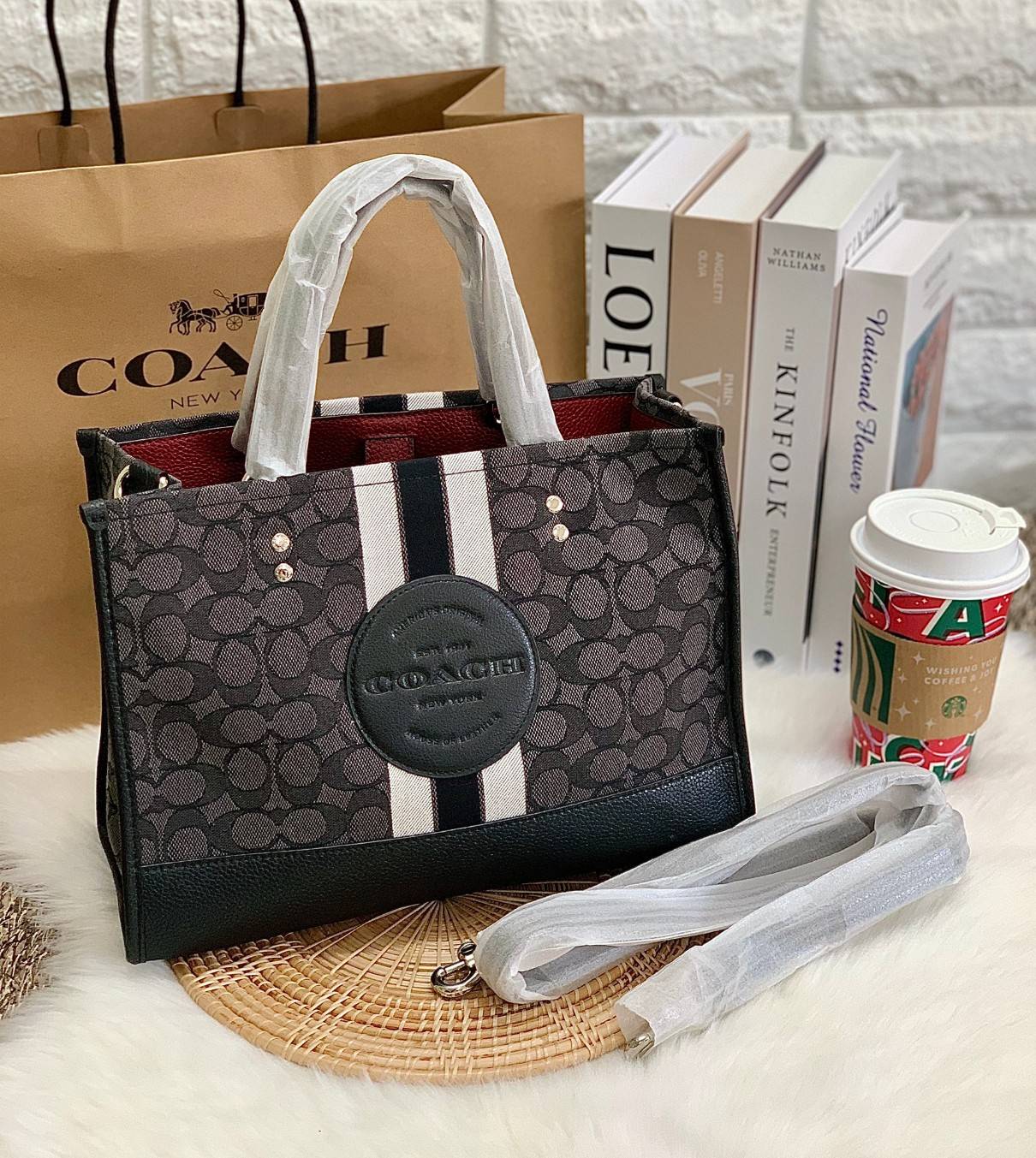 พร้อมส่ง 4ลาย 🌈ไม่มีในช๊อปไทยจร้าา😘 COACH DEMPSEY CARRYALL IN SIGNATURE JACQUARD WITH STRIPE AND COACH PATCH (C2826,C1527,C4113) พร้อมส่งความสวย! คุณภาพจัดเต็มค่ะ กระเป๋าทรงTote วัสดุ Jackquard+หนังแท้ ได้ลงตัวสวยงาม ด้านหน้ามีโลโก้แบรนด์ว