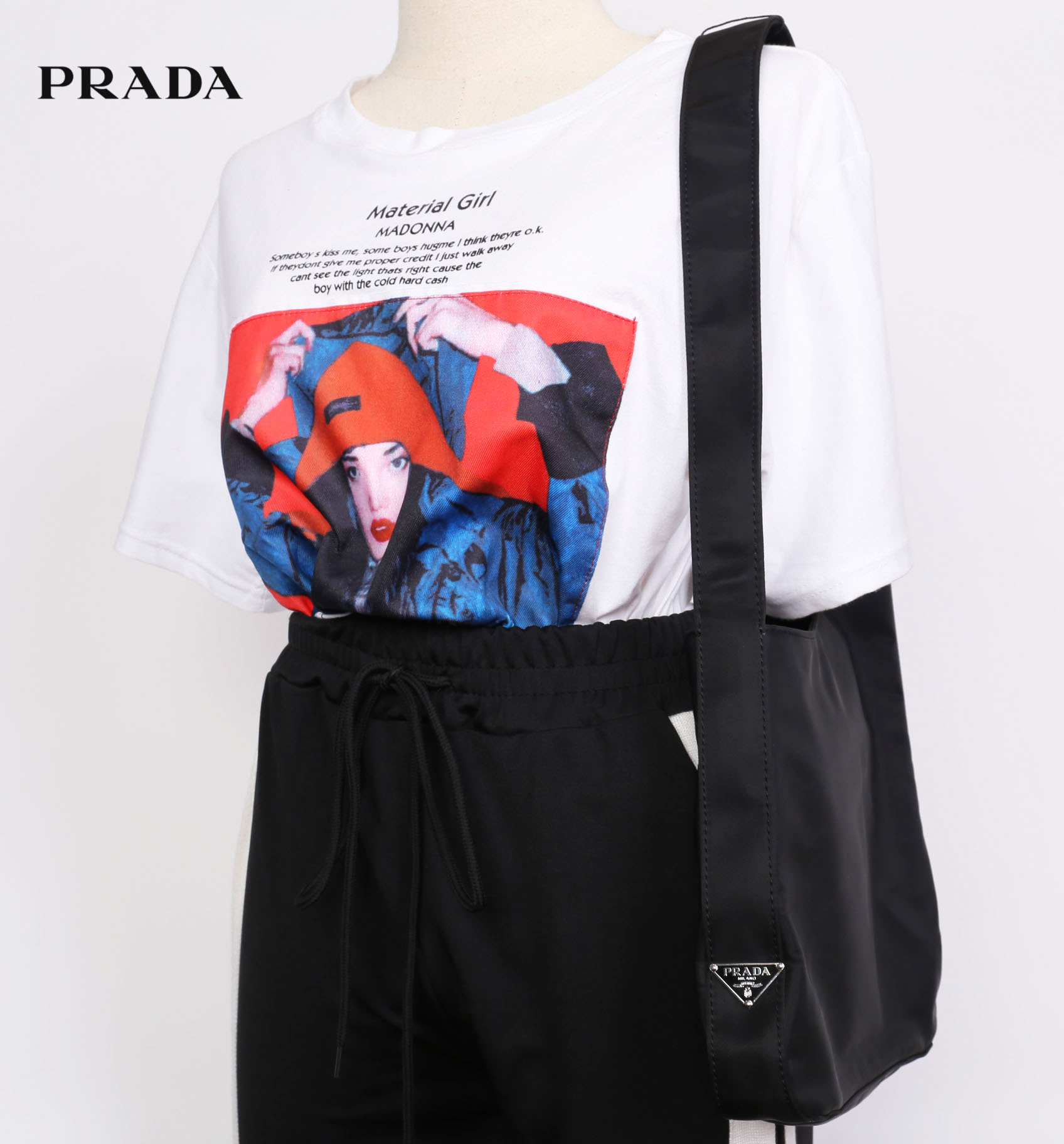 PRADA Nylon Shoulder Bag Black Auth 6304 กระเป๋าสะพายไหล่ทรงสวย ดีไซน์เก๋ วัสดุผ้า Nylon เนื้อหนาคุณภาพดี อะไหล่เงินสุดหรู เปิดปิดแบบฉีกลอก ด้านในโล่งกว้างจุของได้เยอะเลยค่ะ