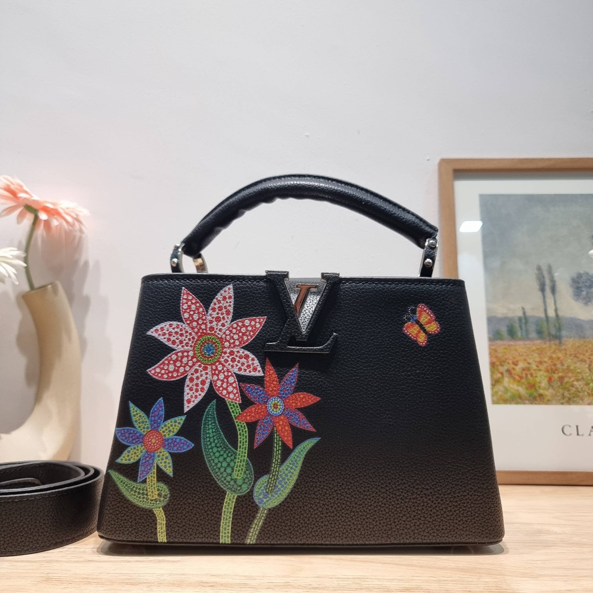 LV x YK Capucines BB / LV Bag พร้อมส่ง กระเป๋าถือสุดหรู ดีไซน์ทรงคลาสสิค ดีงามม้ากกกก!! มาพร้อมหูจับในตัว ด้วยรูปทรงวินเทจ งานปั้มสวยเป๊ะปังตามรูป **รอบนี้จัดราคาพิเศษสุดคุ้ม งานสวยเกินราคาค่ะ