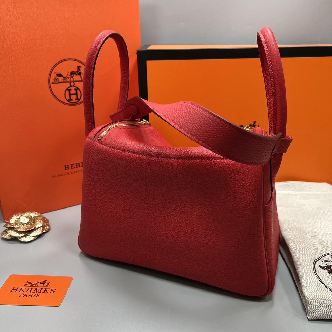 พร้อมส่ง 15 สี HERMES Lindy 26 bag กระเป๋าทรงโท้ทหนังสวยอย่างดี เอกลักษณ์ของความเรียบหรูไฮคลาสอย่างสมบูรณ์แบบ เกรดออริ สลับแท้ งานสวยตามรูป ใช้งานต่างประเทศได้