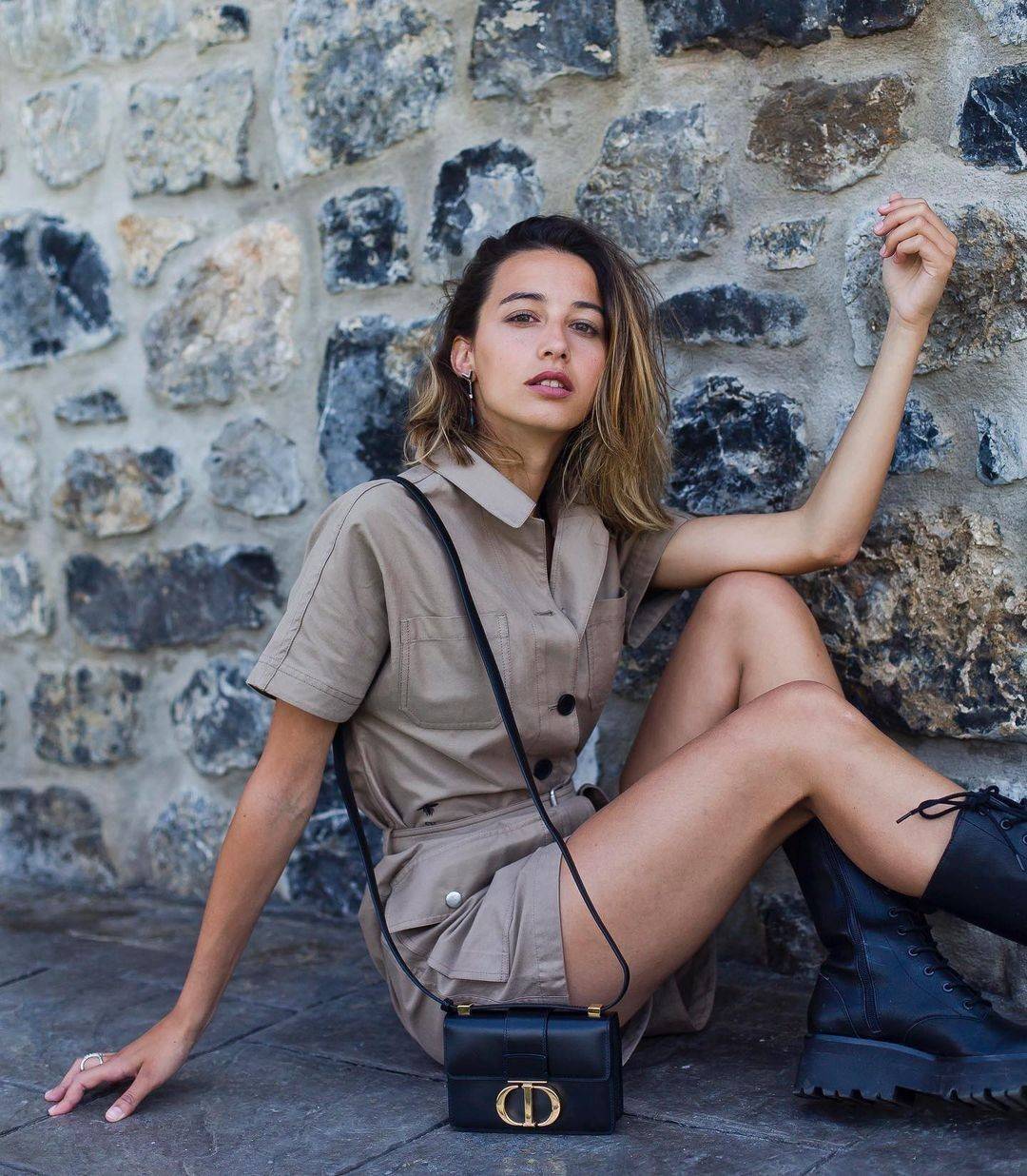 CHRISTIAN DIOR MINI BAG VIP GIFT WITH PURCHASE (GWP) พรีเมี่ยมกิ้ฟ Limited Edition จาก DIOR DUTYFREE COUNTER วัสดุหนังแท้ Calfskin ทรงสี่เหลี่ยมหนังเรียบสวยหรูอยู่ทรงเปิดปิดด้วยฝาปิดโลโก้แบรนด์อะไหล่ทองด้านหลังมีช่องใส่ของ ภายในโล่งมีโลโก้สามารถใส่มือถือข