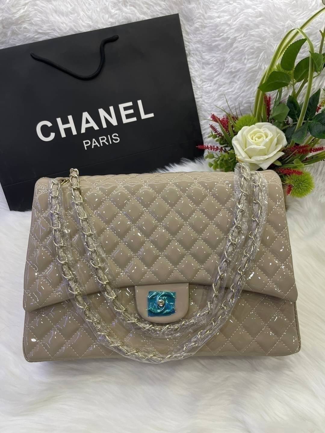 CHANEL MAXI CLASSIC 13.5" กระเป๋าสะพายทรงคลาสสิคใบใหญ่ จุของได้เยอะมากๆ งานสวยหรูมาแต่ไกล สวยงามไม่ผิดหวังค่ะ