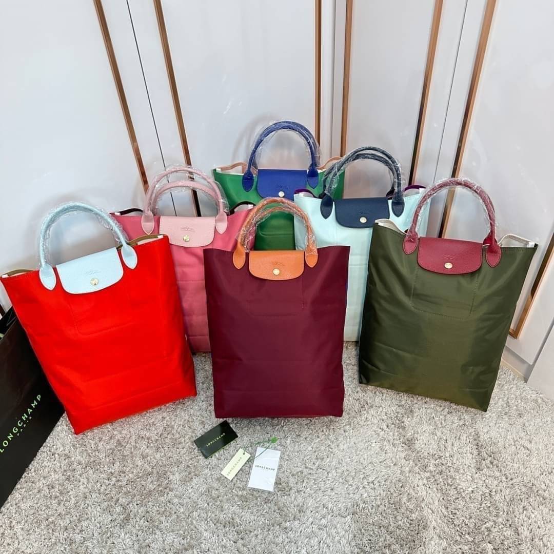 LONGCHAMP LE PLIAGE RE-PLAY TOP HANDLE BAG สินค้ารุ่นลิมิเต็ด collection สุดปัง ซื้อใบเดียวเหมือนได้2 ใบ กระเป๋าสะพายแนวตั้งที่กว้างขวาง มีเอกลักษณ์เฉพาะตัวแต่มีดีไซน์ที่น่าดึงดูด