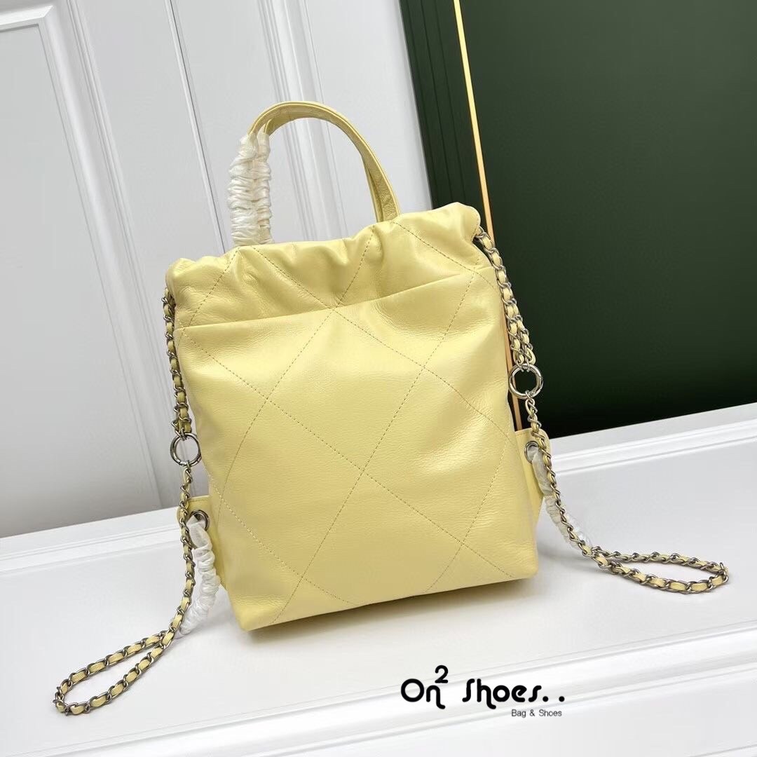 Chanel 22 backpack (small) กระเป๋าสะพายหลัง หนังเคลือบเงาและโลหะสีทองต่อยอดจากรุ่น ss22 ที่ ฮอตข้ามปีเพิ่มขนาดและหูถือยิ่งดูดีไปมากค่ะ