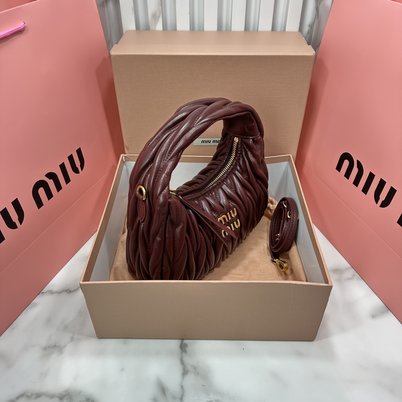 ORI หนังแท้ | MIU MIU Wander matelassé nappa leather hobo bag Small 22cm กระเป๋าสะพายทรงโฮโบ คิ้วท์สุดปัง ลุคลูกคุณหรูหราด้วยดีไซน์จับจีบนูนลวดลายเป็นเอกลักษณ์ หูจับในตัว ถือแบบเลิศๆ หรือจะใส่สายสะพายข้างก็ได้อีกลุค