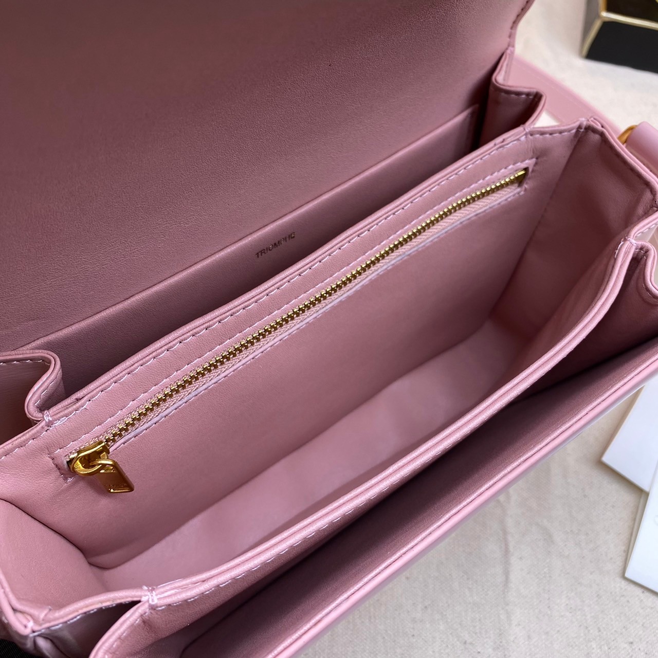 MEDIUM 22cm : CELINE CLASSIQUE TRIOMPHE BAG IN SHINY CALFSKIN / Celine Triomphe Bag / Celine Bag พร้อมส่ง 10 สี เกรดออริ 1:1 กระเป๋าแบรนด์หรูที่ควรมีแห่งปี