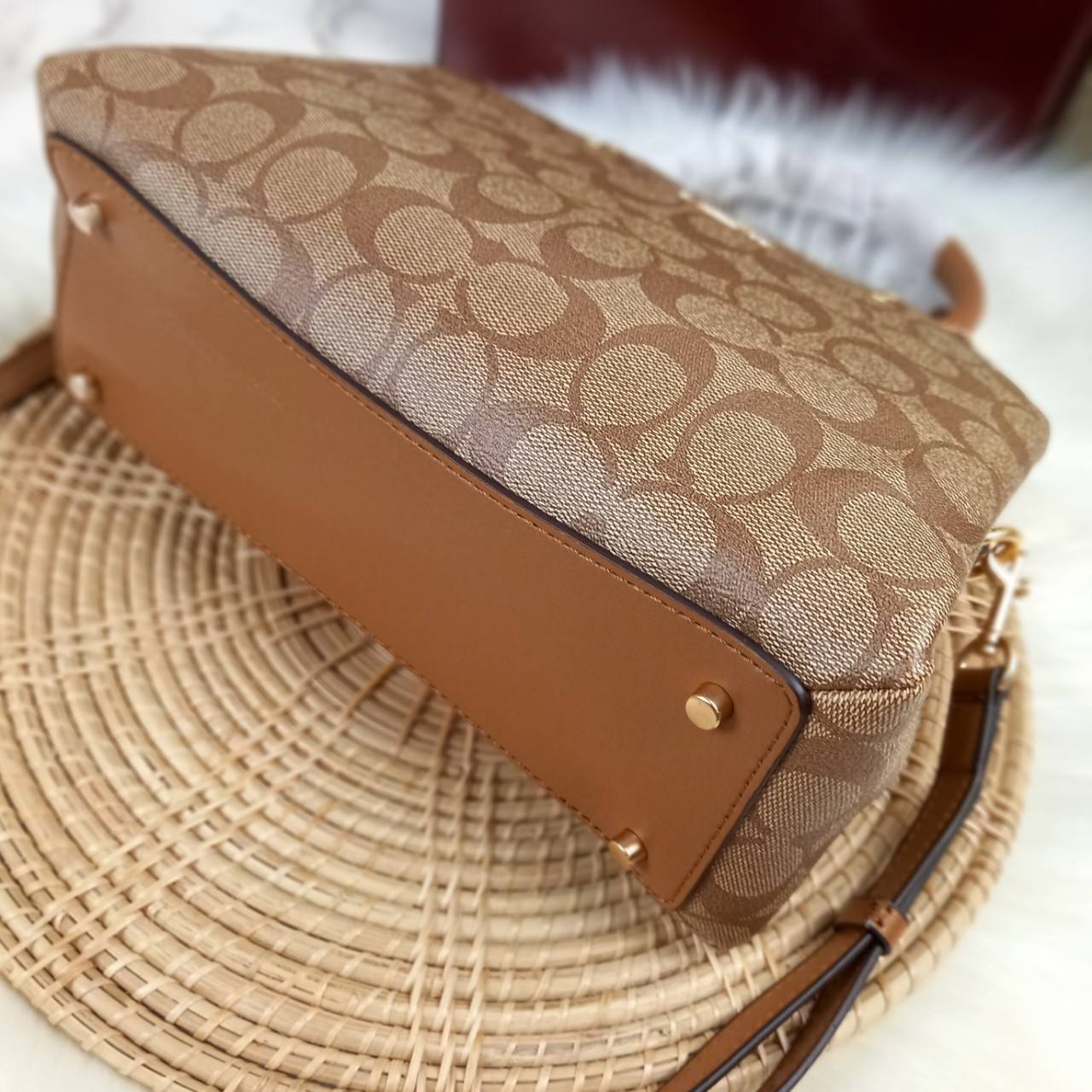 หัวใจจะวาย!! ละมุนมาก ลุคคุณหนูสุดๆ COACH MINI LILLIE CARRYALL (COACH F91494)🌺 ใช้ดีจนต้องบอกต่อ อีกแล้วจ้า ใครๆก็ถามหา😍>>>ทรงถัง รุ่นใหม่ 10 นิ้ว ขนาดกำลังดี เหมาะมือมาก มี 3 ช่องด้านใน ช่องกลาง เปิด-ปิด ด้วยซิป ส่วน 2 ช่องด้านข้