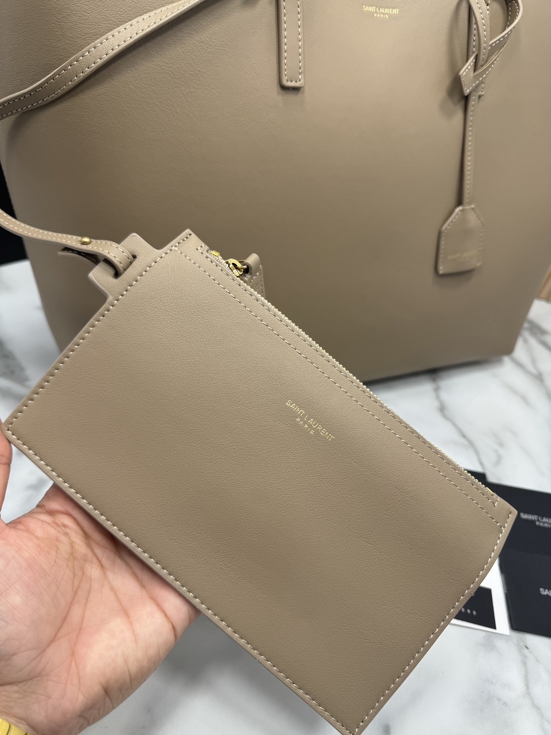 YSL Shopping Large Tote Bag กระเป๋าทรงโท้ทใบใหญ่หนังแท้ ภายในโล่งกว้าง จุของได้เยอะ เรียบหรูทรงสวย ดีไซน์ออกมาให้ใช้งานได้ทุกลุค ทุกโอกาส สวยคมชัดทุกสี