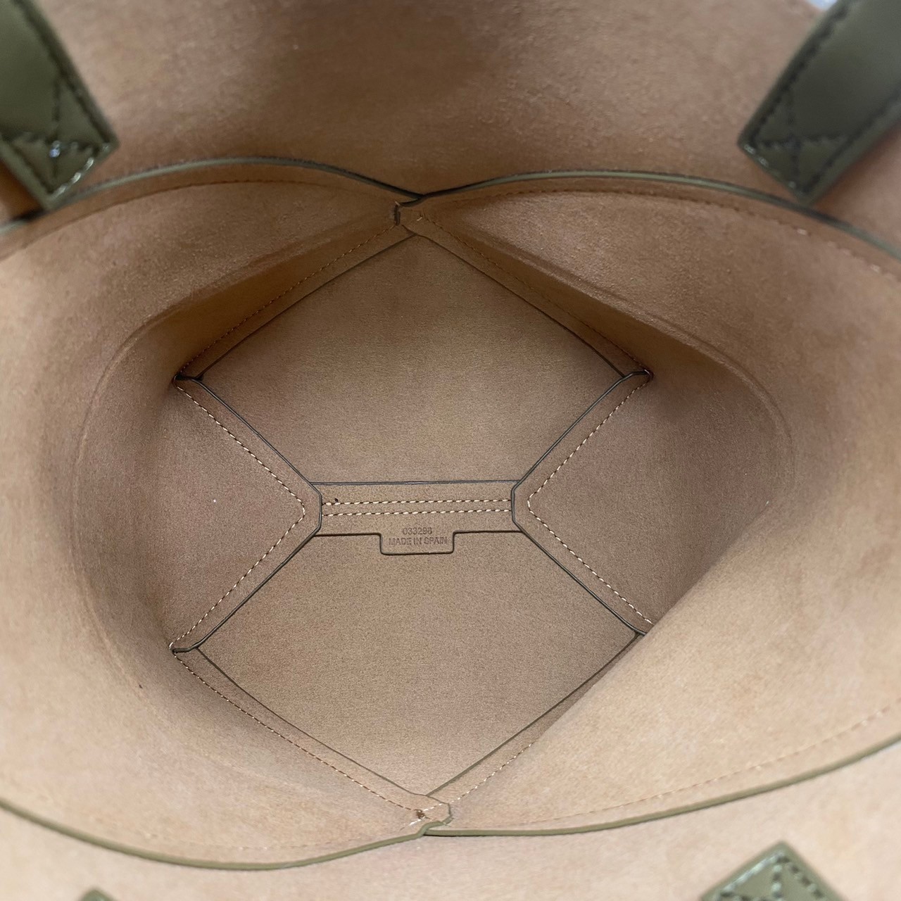 LOEWE Mini Puzzle Fold Tote in shiny calfskin / LOEWE TOTE BAG 18cm พร้อมส่ง กระเป๋าทรงโท้ท ขนาดมินิ ใช้งานง่ายเรียบหรู จุของได้เยอะ หนังเรียบสวยอยู่ทรงมาพร้อมสายสะพายยาวถอดได้ พับเก็บได้เป็นเอกลักษณ์