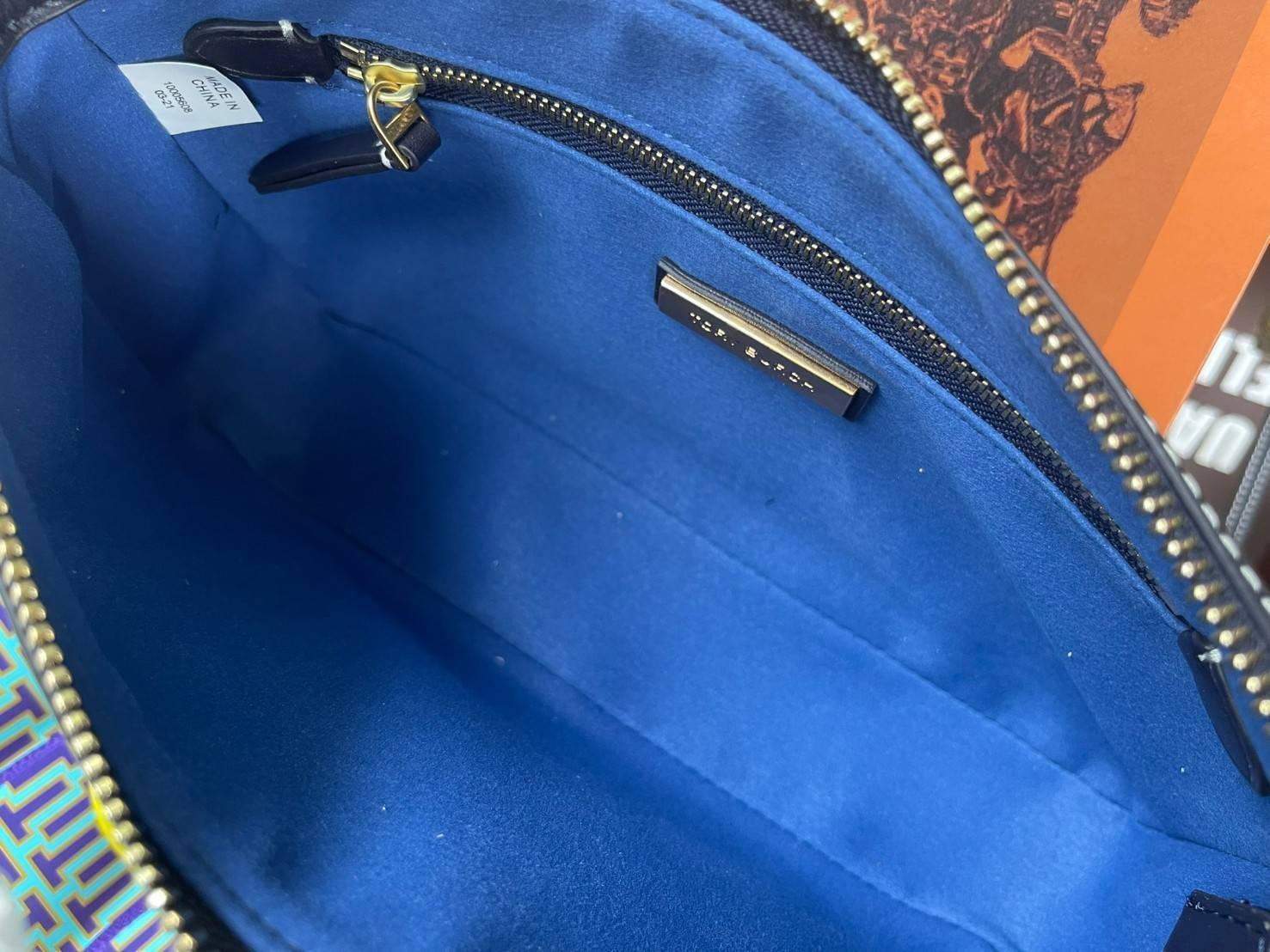 Tory burch T Monogram Jacquard Studio Bag กระเป๋า T Monogram Studio รูปทรงกระทัดรัด มาในสไตล์มินิมอลที่ถูกรังสรรค์อย่างปราณีตด้วยผ้าทอ jacquard เพื่อเฉลิมฉลองโลโก้กราฟฟิก ลวดลายสวยเด่น ดูสะดุดตา ใช้งานได้หลายรูปแบบ การแมทช์กระเป๋าให้เข้ากับการแต่งตัวทุกวั