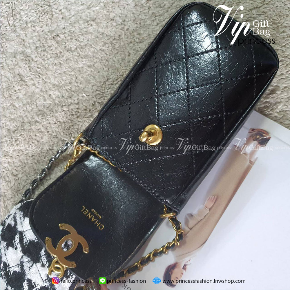CHANEL VIP GIFT WOC BAG งาน CHANEL VIP GIFT ของแท้ 100% จากเคาเตอร์แบรนด์ CHANEL ทรงแนวตั้ฝน่ารัก ขนาดกำลังดี วัสดุหนังเรียบพิมพ์ลายยับ เปิดปิดด้วยตัวล้อคปั้มแบรนด์ อะไหล่ทอง ลายวินเทจ ด้านในใส่โทรศัพท์ได้ถึง NOTE10+ มาพร้อมสายโซ่สลับหนังเอกลักษณ์โซ่สองสี