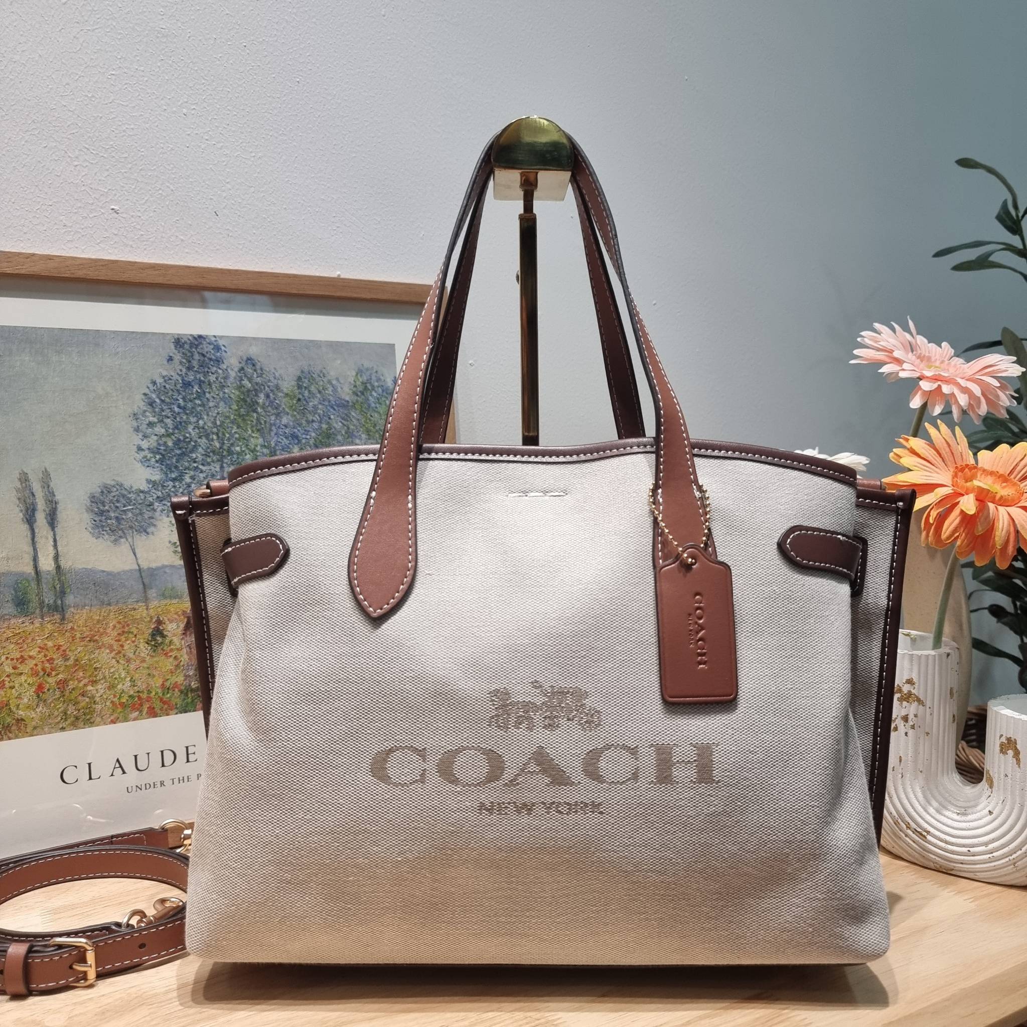 COACH CH189 HANNA CARRYALL น้องใหม่ เรียบหรู ดูแพง กับกระเป๋าถือ/สะพายทรงสวย โทนสีคลาสสิค ดีไซน์ตกแต่งสายคาดจับจีบข้างกระเป๋าเพิ่มดีเทล มาพร้อมหูจับในตัว