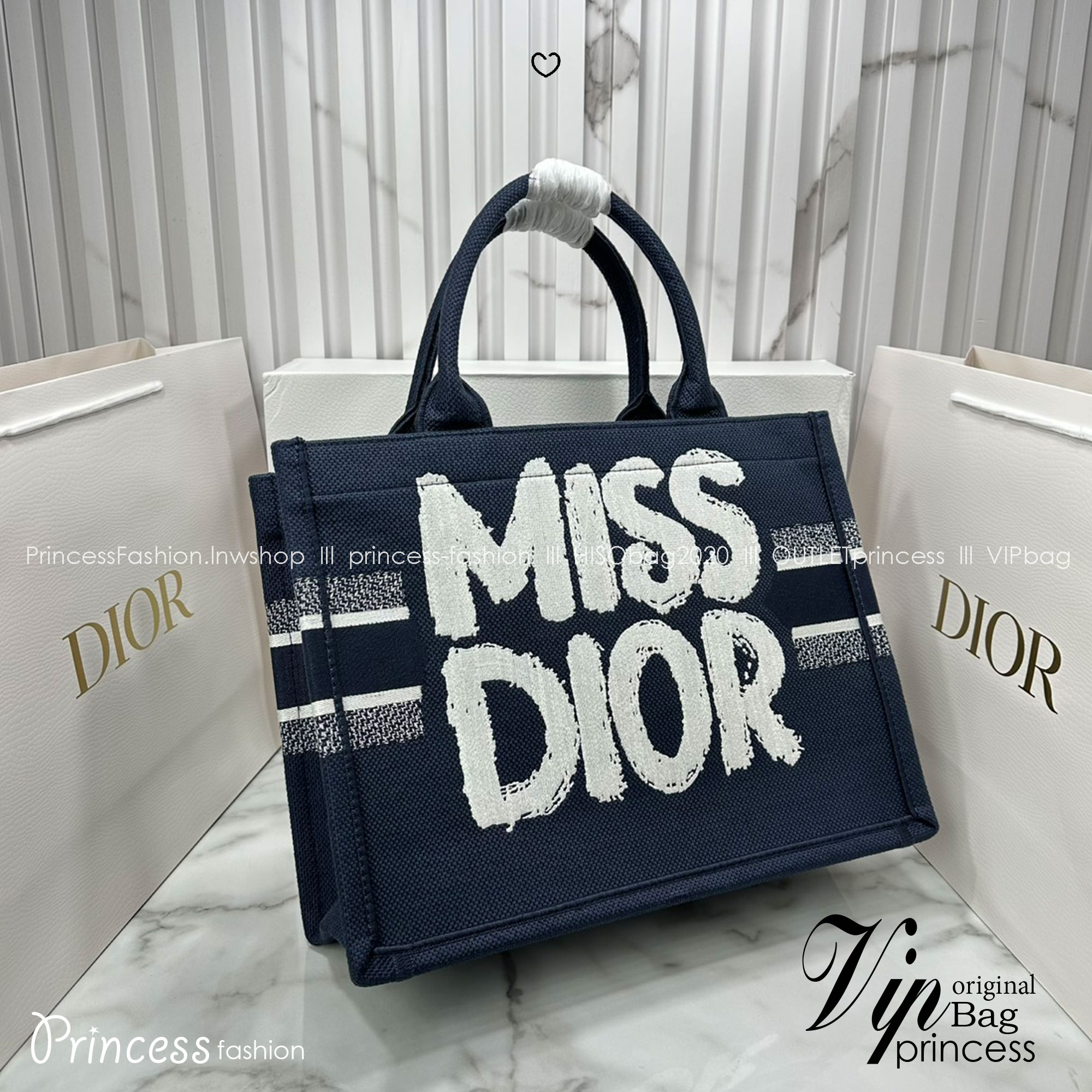 ORI หนังแท้ | Dior BookTote Blue Miss Dior Embroidery Tote Bag กระเป๋าทรงโท้ทคอลใหม่ โทนดำคลาสสิก สวยงามและหรูหรา