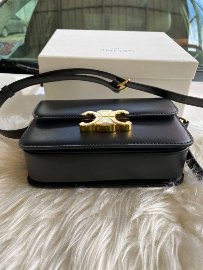 VIP GIFT 】หนังแท้ CELINE TRIOMPHE CROSSBODY ดีไซน์ยอดนิยมสไตล์สาว LISA ทรงสี่เหลี่ยมหนังสวยหรูอยู่ทรงเปิดปิดด้วยฝาปิดโลโก้แบรนด์อะไหล่ทอง ภายในมีช่องซิป ใส่มือถือของใช้จุกจิกได้เยอะพร้อมสายสะพายหนังยาวปรับระดับได้จะสะพายไหล่ CROSSBODY ก็ดูดี พร้อมส่งที่ไท