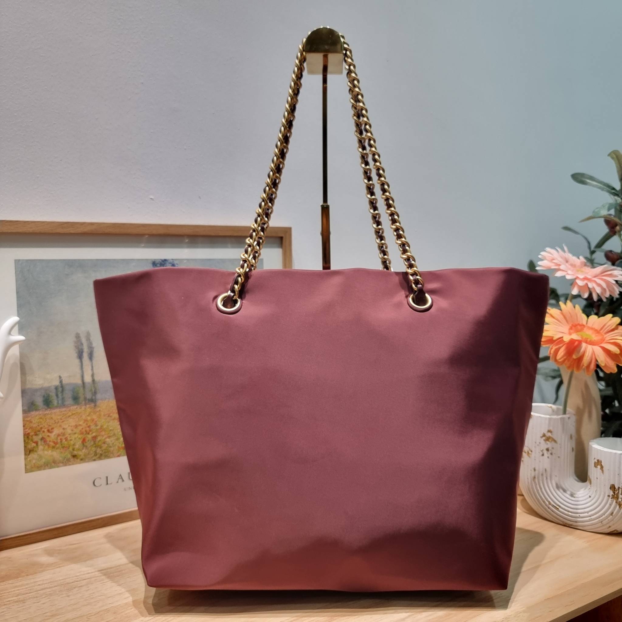 TORY BURCH Ella Chain Tote Bag / TORY TOTE NYLON BAG พร้อมส่ง 4 สี กระเป๋าสะพายทรงโท้ทใบใหญ่ จุของไปเลยแน่นๆ รูปทรงคลาสสิคชวนใช้ โดดเด่นด้วย patch โลโก้ แนะนำรีบสั่งใช้ไปสวยก่อนใครได้เลยน้า