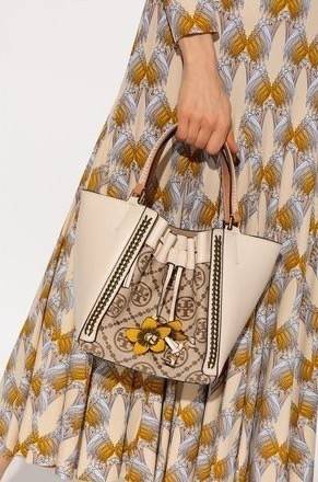 TORY BURCH T Monogram McGraw Braided Dragonfly Bag / TORY BURCH T MONOGRAM FLORAL CROSSBODY BAG กระเป๋าสะพายน้องใหม่มาแรง ลวดลาย Monogram ดีไซน์เก๋ วัสดุ calfskin อะไหล่สีทอง รูปทรงถักเปียด้านข้าง สายรุดประดับด้วยดอกได้ที่ทำจากหนัง สไตล์เรียบง่ายแต่ดูหรูส