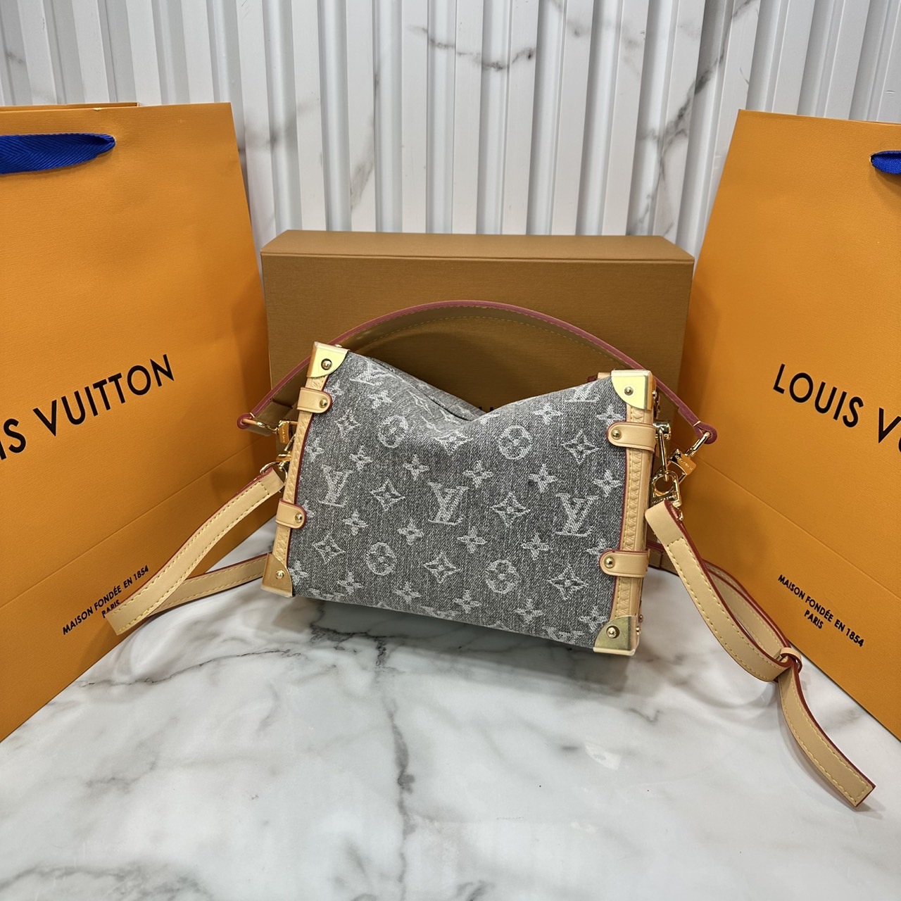 ORI หนังแท้ | LV Side Trunk MM Trianon Gray กระเป๋าสะพายทรงทรัรงค์ ด้วยโทนสีสไตล์ปารีเซียงอันหรูหราและรายละเอียดโทนสีทอง