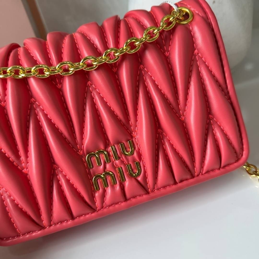 Miu Miu Matelassé Nappa Leather Mini Bag / Miu Miu Woman’S Bag Chain Mini bag กระเป๋ามินิรูปทรงสี่เหลี่ยมวัสดุหนังNappa มีความนุ่มมือและเงางาม