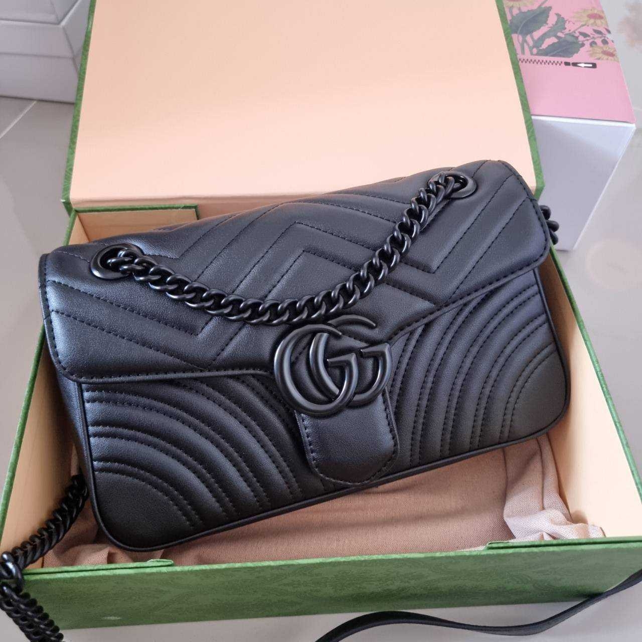 GG MARMONT SHOULDER BAG กระเป๋าสะพายข้างรุ่นคลาสสิค ดีไซน์ใหม่ อะไหล่ดำ สะพายขับผิว ดูแพง อัพลุคได้สบายๆ เปิด-ปิดด้วยตัวกดล็อคแน่นหนา ด้านหลังดีไซน์รูปหัวใจ 🖤