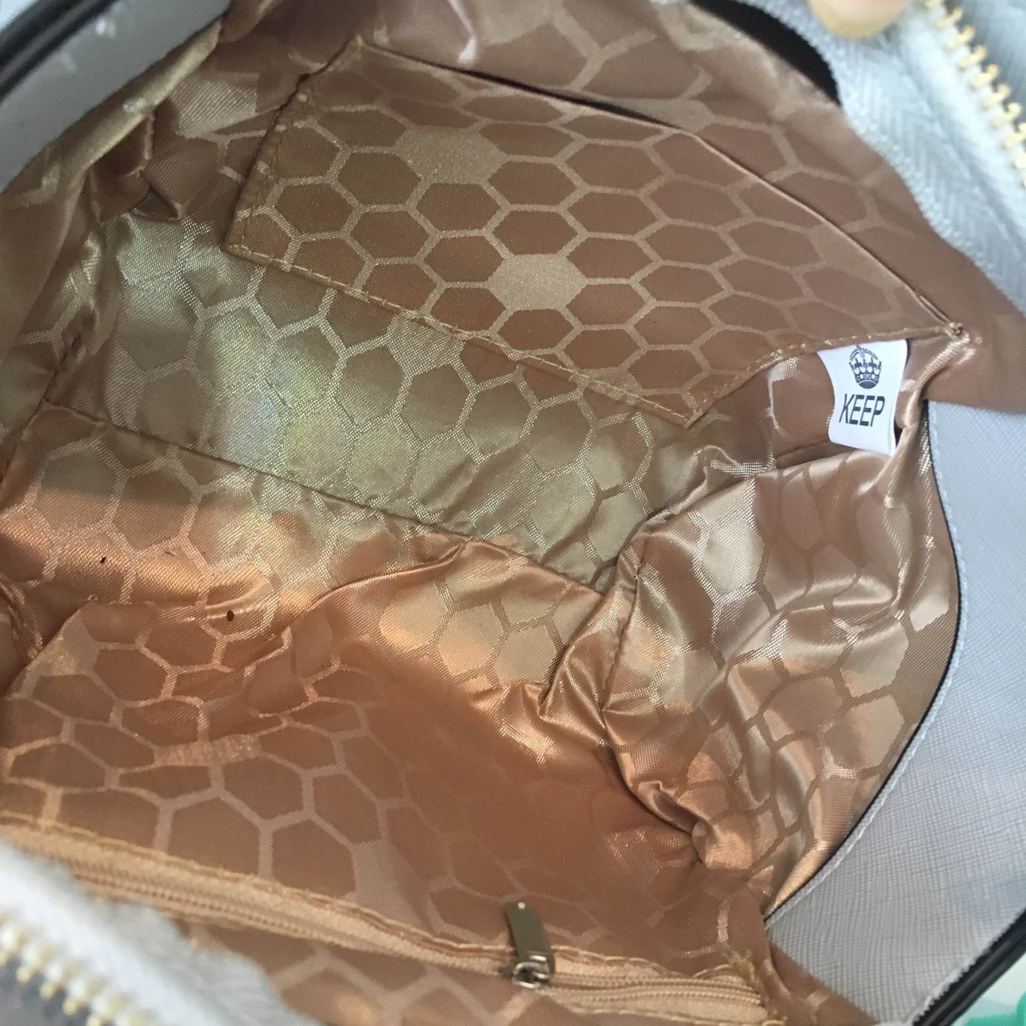 สีใหม่คะ รุ่นใหม่ล่าสุด หนัง saffiano สวยมากๆค่า รุ่น KEEP saffiano leather Mini office bag สวย น่ารัก ขนาดตอบทุกโจทย์การใช้งาน เห็นแล้ว หลงรักเลยคะ ตัวกระเป๋าขนาดกำลังดีหนังsaffiano ลายสวยที่สำคัญ ดูแลรักษาง่าย ประดับด้วยผ้าพันหูกระเป๋า silk คุณภาพดีที่ส