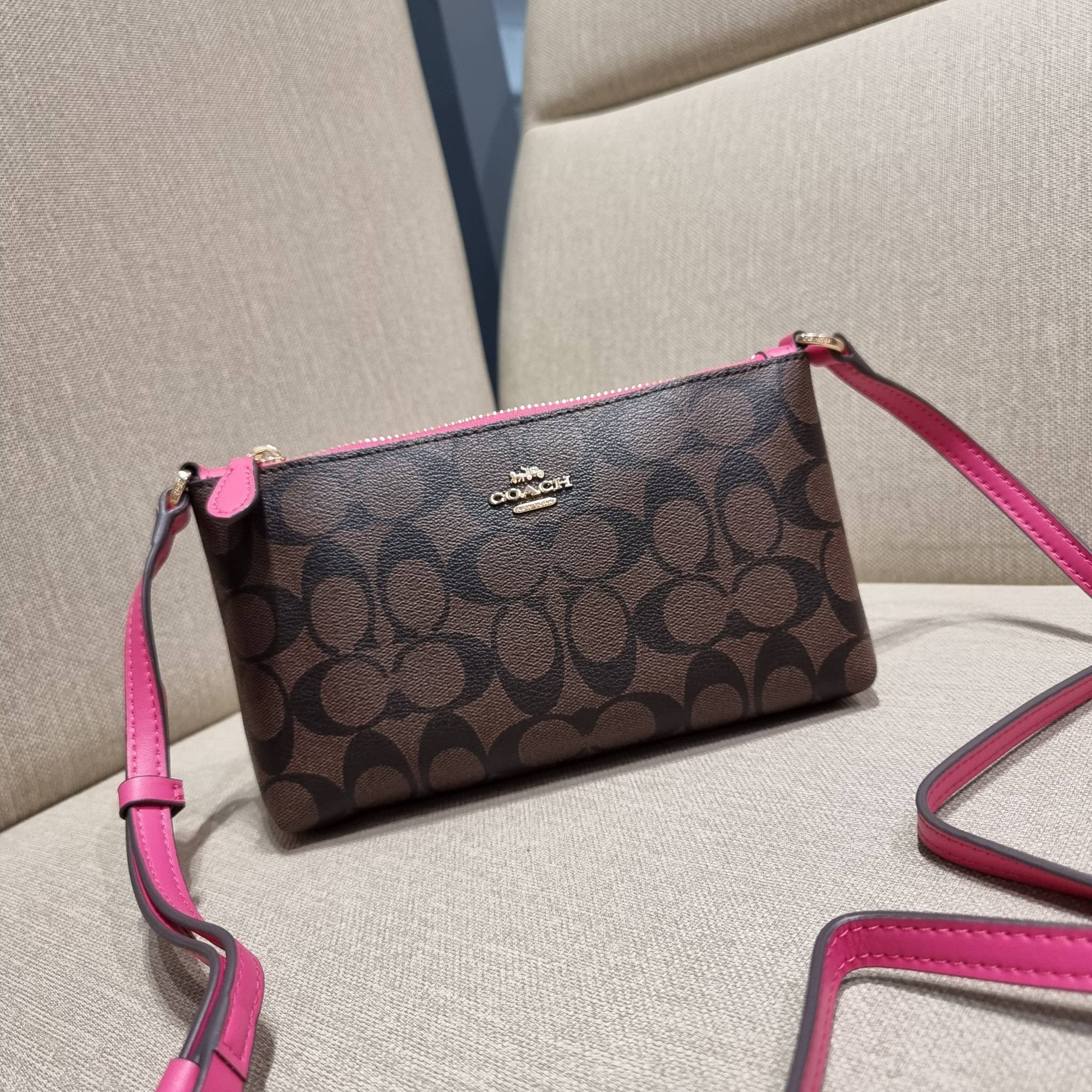 COACH C1653 ZIP TOP CROSSBODY SIGNATURE CANVAS คอลเลคชั่นใหม่ ปังและสวยไปอีกหนึ่ง สาวๆตามหาต้องไอเท็มนี้ กระเป๋าสะพายข้าง ใช้งานง่าย สายสะพายในตัว ปรับได้สบายๆ ดีไชน์รูปทรงออกมาคลาสสิค น่าใช้ วัสดุหนังแคนวาส เปิด-ปิดด้วยซิป ภายในเป็นช่องโล่ง มีช่องใส่บัตร