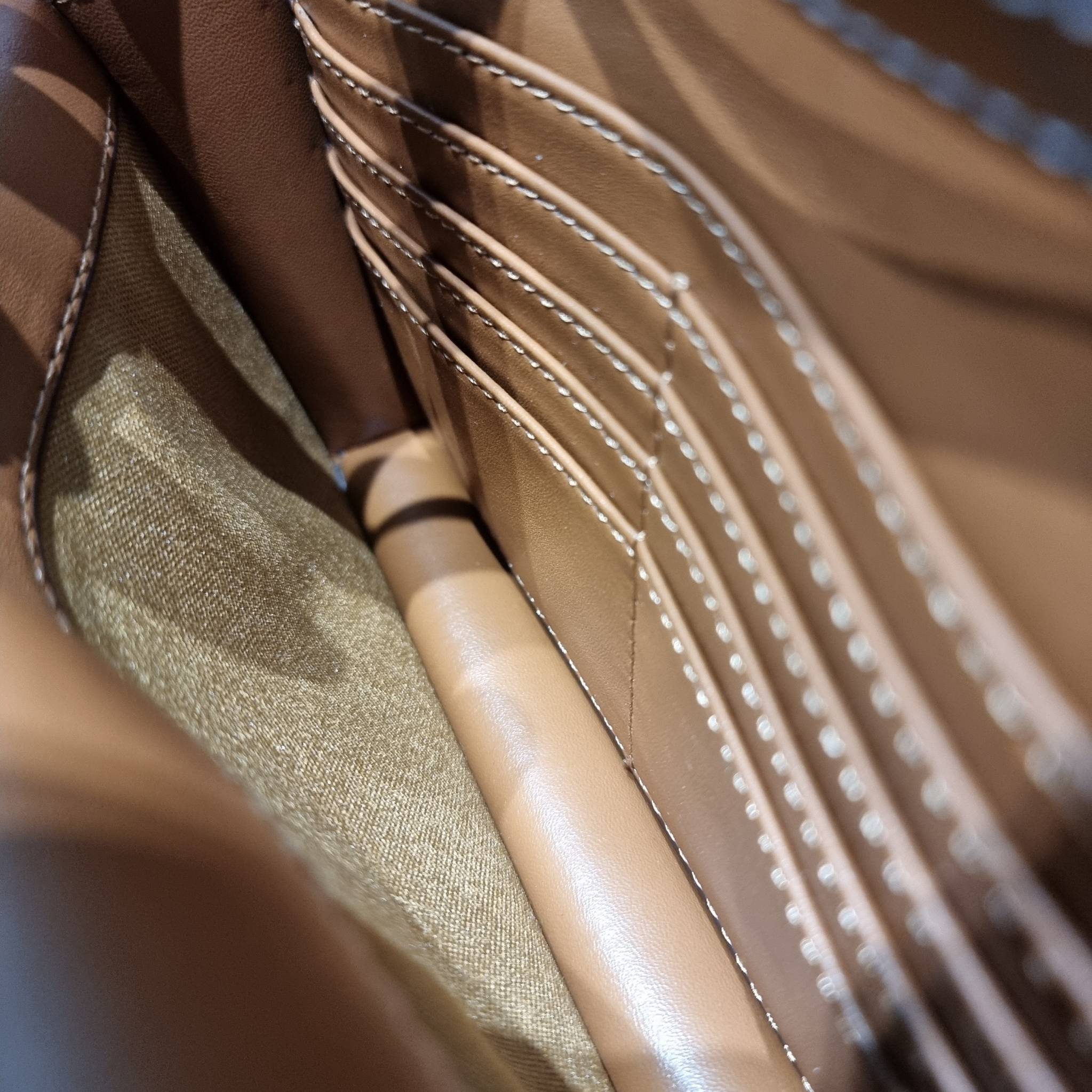 CELINE WALLET ON STRAP IN TRIOMPHE CANVAS AND LEATHER อีกหนึ่งรุ่นยอดนิยม กระเป๋าสะพายกึ่งคลัทช์ ในรูปแบบกระเป๋าสตางค์ ให้พกพาได้ง่าย ใส่ของสำคัญ มือถือ หรือบัตรต่างๆได้