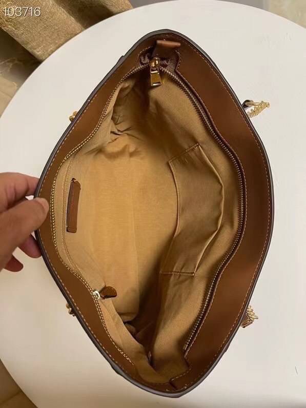 COACH Tote in Signature Canvas Bag กระเป๋าสะพายทรงช้อปปิ้ง สายกระเป๋าเป็นหนังสลับโซ่ทองสวยงาม เพิ่มความหรูหรา ภายในโล่งกว้างใส่ของได้เยอะมาก วัสดุ Canvas เคลือบลายซิกเนเจอร์และหนัง พร้อมซิปกลางเก็บของได้มิดชิดเลยค่ะ มี 3 สี น้ำตาล ดำ ขาว