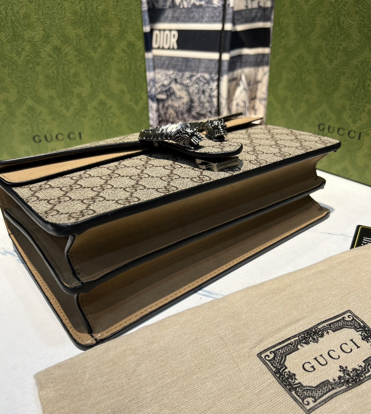 28CM / 11" หนังแท้ GUCCI Dionysus small GG shoulder bag ฮอตไอเท็ม รุ่นนี้ขายดีขายหมด สวยหรู คุณหนู ผู้ดีมาก!! นานๆ มาจะมาน้าา รุ่นหายากค่ะ กระเป๋าสะพายข้าง ดีไซน์อยู่ทรง ขนาดกำลังสะดวกใช้สำหรับสาว วัสดุหนังแท้เต็มใบ ภายในแบ่งสัดส่วนได้เป็นอย่างดี งาน