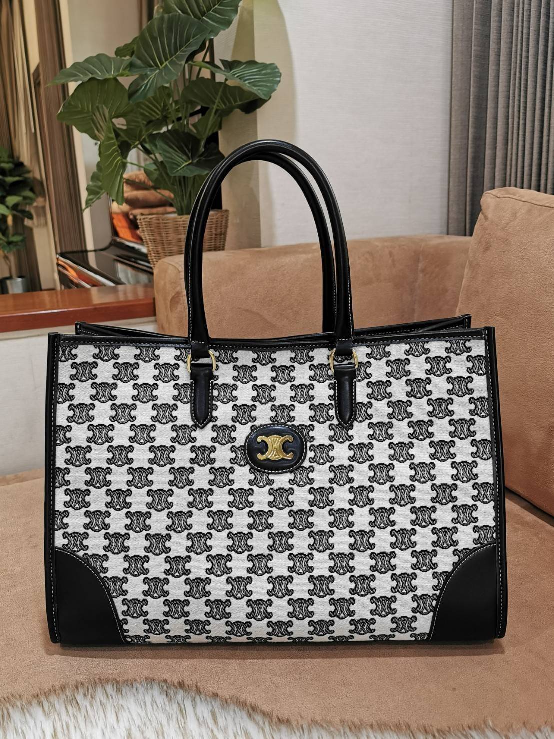 CELINE LARGE TOTE BAG VIP วัสดุ CANVAS ทรงเหลี่ยมดีไซน์ Casual สวยคลาสสิคสไตล์สาว Lisa ใบใหญ่ใส่สัมภาระได้เยอะจุใจภายในโล่งกว้าง ใส่เอกสาร A4 หนังสือ กระเป๋าสตางค์ มือถือ ของใช้ได้เยอะ หูจับหนังเเข็งแรงจับถนัดมือจะถือหรือสะพายก็ดูดี ไอเท็มแนะนำฮิตพร้อมส่ง