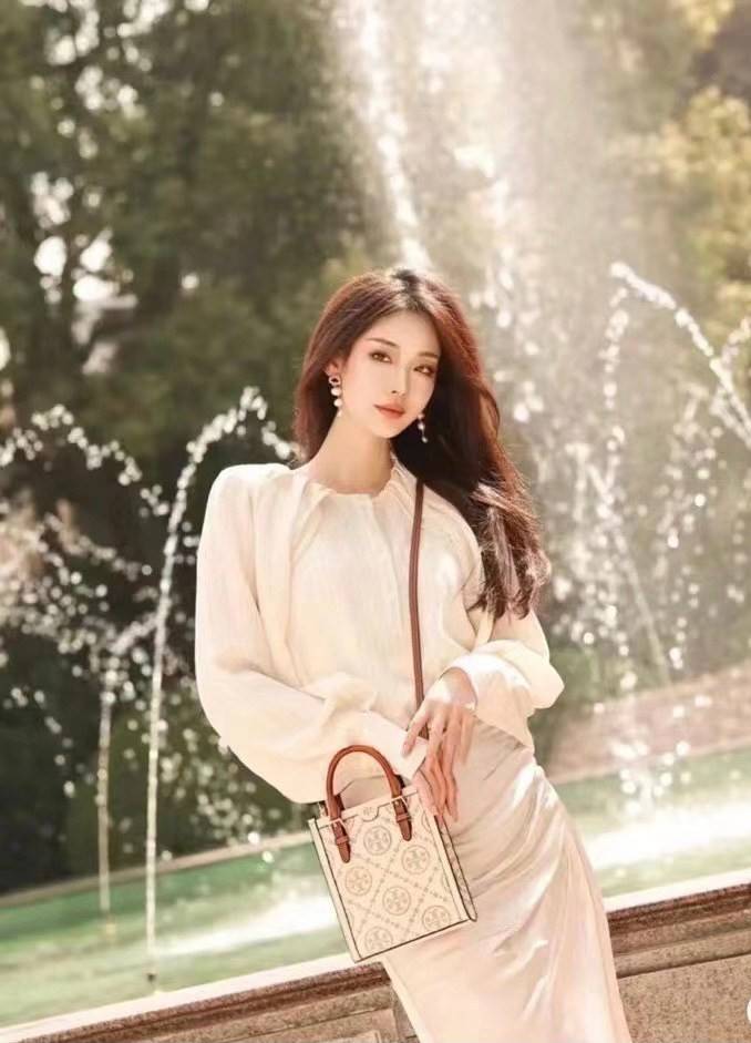 สีใหม่ล่าสุด ผู้ดีมาเลยยจ้าา จำนวนจำกัด! TORY BURCH T MONOGRAM CONTRAST EMBOSSED MINI TOTE 🥂พร้อมส่ง มาอัพลุคให้ดูดีไปพร้อมๆกัน กับกระเป๋าทรงTote ที่ไม่ว่าวันไหนๆ ใบนี้เอาอยู่เลยค่ะ