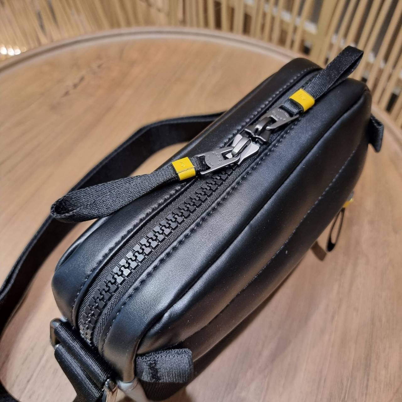 COACH EDGE CROSSBODY WITH CAMO PRINT ((2381, 2373)) ความเท่ never die!! กระเป๋าครอสบอดี้ทรงยอดฮิต ที่หนุ่มๆไม่ควรพลาด รูปทรงดีไซน์คลาสสิค ใช้งานง่าย วัสดุหนังแท้ตกแต่งตาข่ายพร้อมลายพริ้นท์ด้านหน้า สุดคูล!! ตัวกระเป๋ามีซิปหลัก และซิปด้านหน้า พร้อมช่องแยกด้