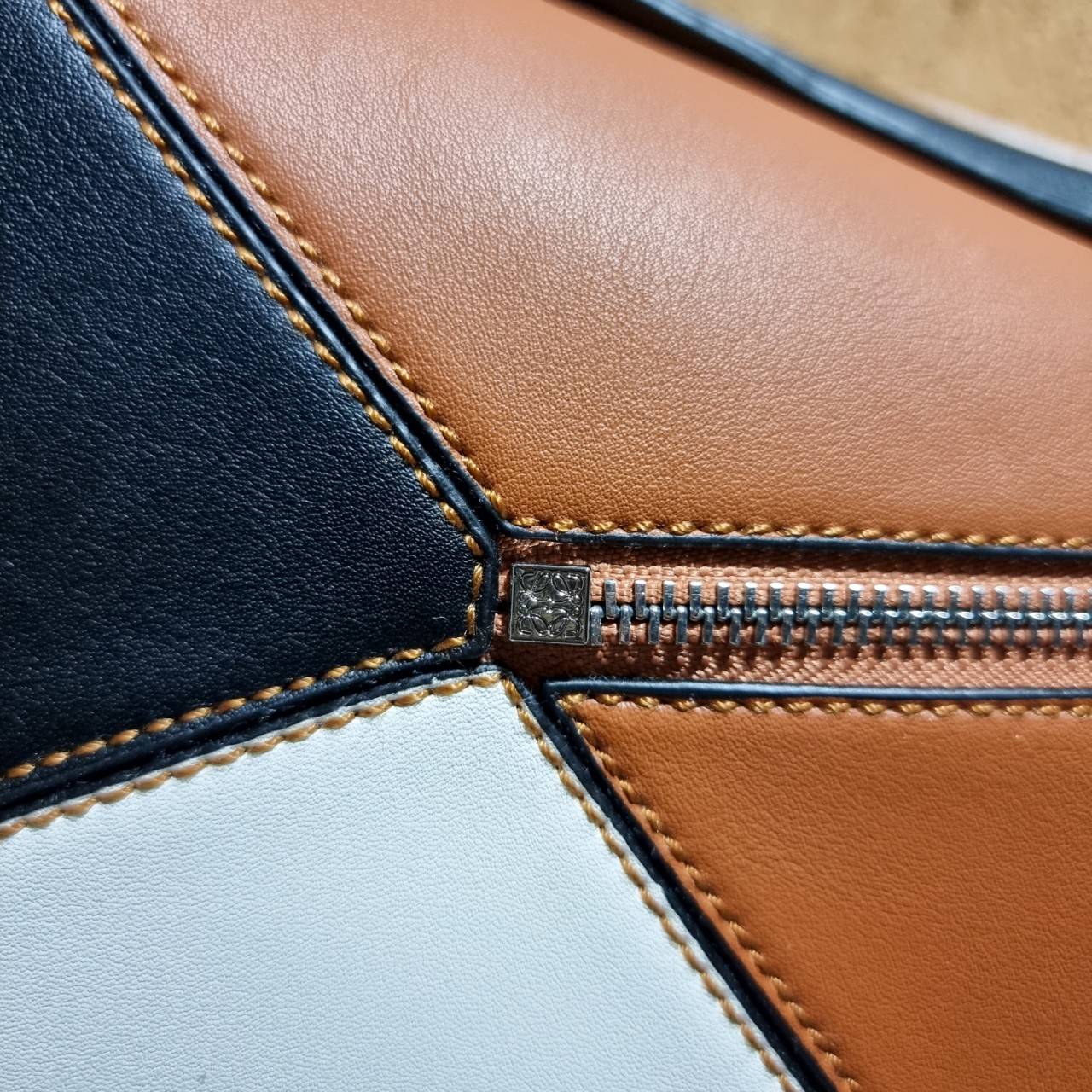 พรีเมี่ยมกิ๊ฟแท้ 100% 】LOEWE PUZZLE BAG IN CLASSIC เป็นอีกแบรนด์ที่ดีไซน์เป็นเอกลักษณ์ โดดเด่น สวยหรูทุกรุ่น!! กระเป๋าสะพายข้างทรงกล่อง สไตล์พัซเซิล ให้ฟีลลิ่งเหมือนตัวต่อคละสี ดูดีได้ทุกที่แค่มีใบนี้