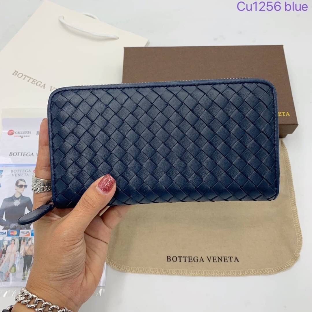 BOTTEGA VENETA ZIP AROUND WALLET / BOTTEGA LONG WALLET กระเป๋าสตางค์ยาวซิปรอบ เอกลักษณ์หนังสานคลาสสิก สร้างสรรค์ให้ไอเท็มนี้ดูหรู ดูแพง ใบจริงสวยมาก ใช้ได้ทั้งชายหญิง มาจำนวนจำกัด รีบตำกันน้า ไม่อยากให้พลาดเลยจ้า