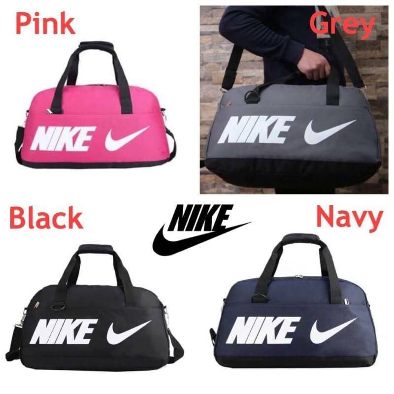 NIKE TRAVEL BAG กระเป๋าเดินทางสะพายสไตล์ Sport ใบใหญ่ วัสดุ NYLON + POLYESTER ด้านหน้าสกรีนโลโก้แบรนด์พร้อมช่องซิปใช้งานง่าย ช่องใหญ่เปิดปิดด้วยซิปคู่ ภายในกว้าง ใส่เสื้อผ้าสำหรับเดินทาง หรืออุปกรณ์เล่นกีฬาและฟิตเนสได้ มาพร้อมสายสะพายปรับได้ฟรีไซส์ ใบใหญ่