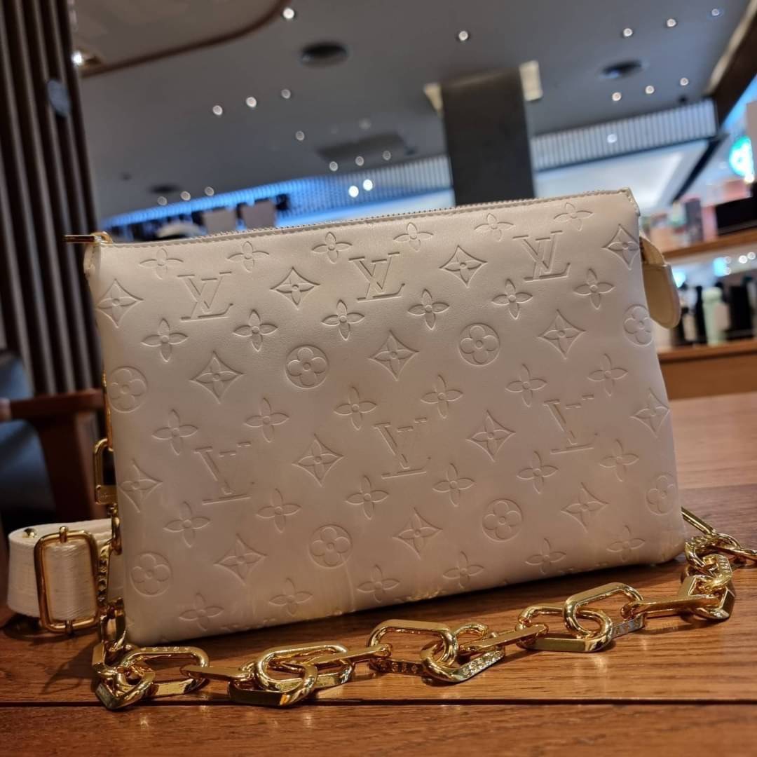 LV HANDLE POUCH MONOGRAM / LV Coussin กระเป๋าสะพายกึ่งคลัชท์ สุดล้ำ มาแรงมาก ด้วยความสวยปังตั้งแต่แรกเห็น วัสดุหนังแกะปั๊มลายสวยคม มาพร้อมสาย 2 เส้น เลิศๆ มีสายโซ่ที่มีดีเทลละเอียดไม่ซ้ำ และสายสปอร์ตครอสบอดี้ ที่จะคล้องไว้ทั้งสองเส้นก็ดีงาม หรือสลับใช้ตาม