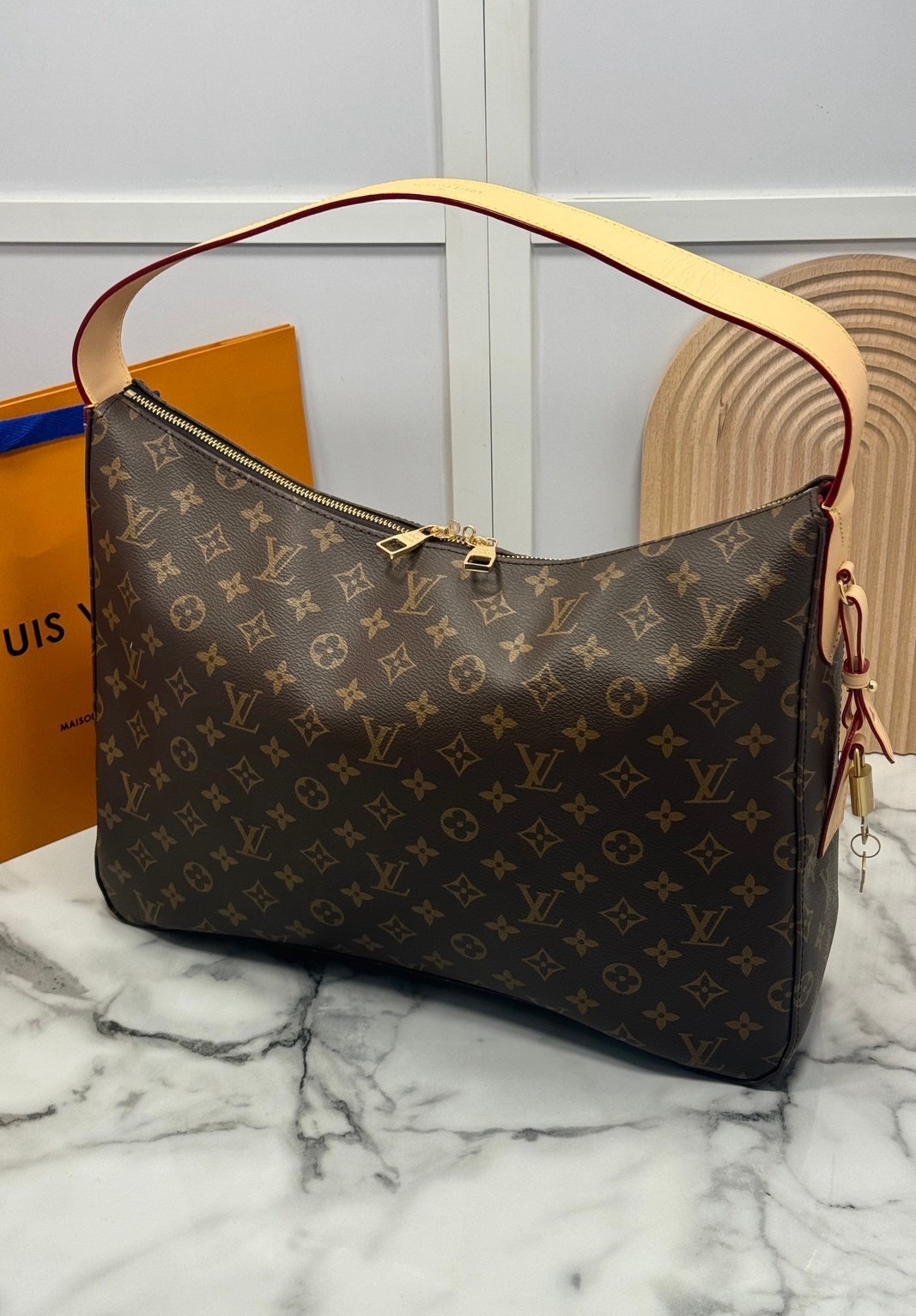 LV Slouchy MM Hobo bag 40 cm กระเป๋าถือ/สะพายไหล่ทรงโฮโบรุ่นใหม่ โดดเด่นด้วยรูปทรงอันเป็นเอกลักษณ์ เหมาะสำหรับพกพาเดินทางและใช้งานทุกวัน ลาย Monogram แคนวาสสุดไอคอนิก เสริมความสง่างามด้วยอะไหล่สีทอง งานจริงสวยมาก แนะนำค่ะ