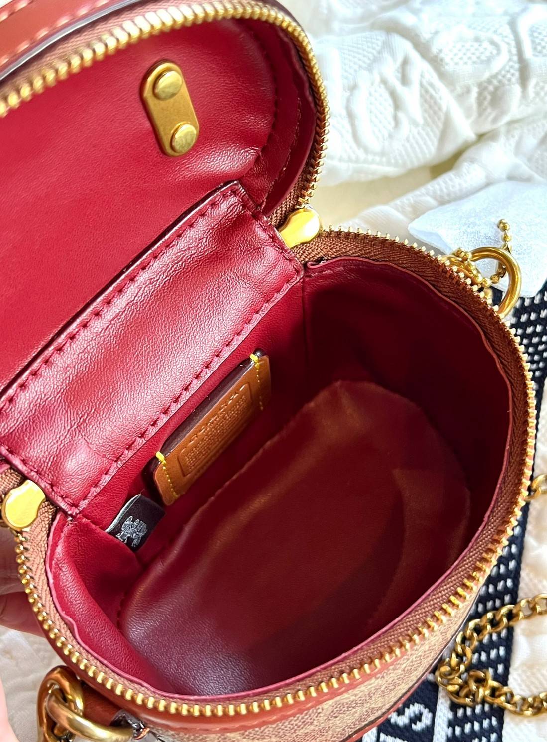 COACH TRAIL CROSSBODY 12 IN SIGNATURE CANVAS CE768 // CE769 มอบเป็นของขวัญปีนี้ รุ่นนี้ต้องเข้าแล้วล่ะคะ พร้อมส่งที่ไทยจำนวนจำกัด! ได้ล๊อตเปิดตัวราคาดีสุดมาค่ะ🎁มอบทันใช้ในช่วงเทศกาลปีใหม่นี้กันค่าา สวยไร้ที่ติ ✔️กระเป๋าใส่ของจำเป็นจุกจิก หน