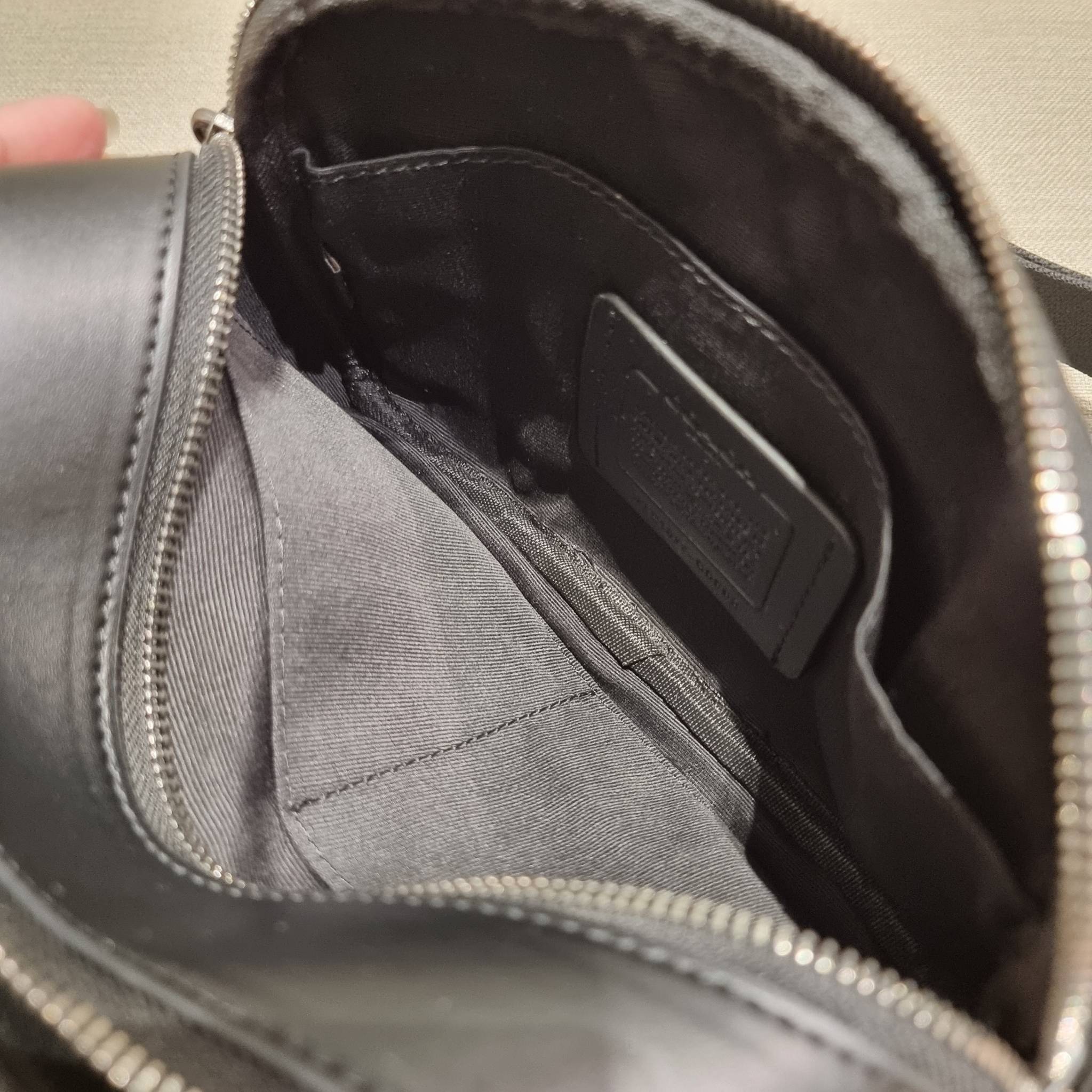 COACH GRAHAM CROSSBODY IN BLOCKED SIGNATURE CANVAS WITH VARSITY STRIPE C9965 อีกหนึ่งกระเป๋าครอสบอดี้รุ่นยอดฮิตสำหรับหนุ่มๆ ที่สาวๆก็ใช้ได้!! ดีไซน์ใหม่เพิ่มดีเทลความแพงไปอีก รูปทรงคลาสสิค ใช้งานสะดวก ง่ายต่อชีวิต วัสดุหนังแคนวาสเคลือบลายสลับหนังแท้ ด้านห