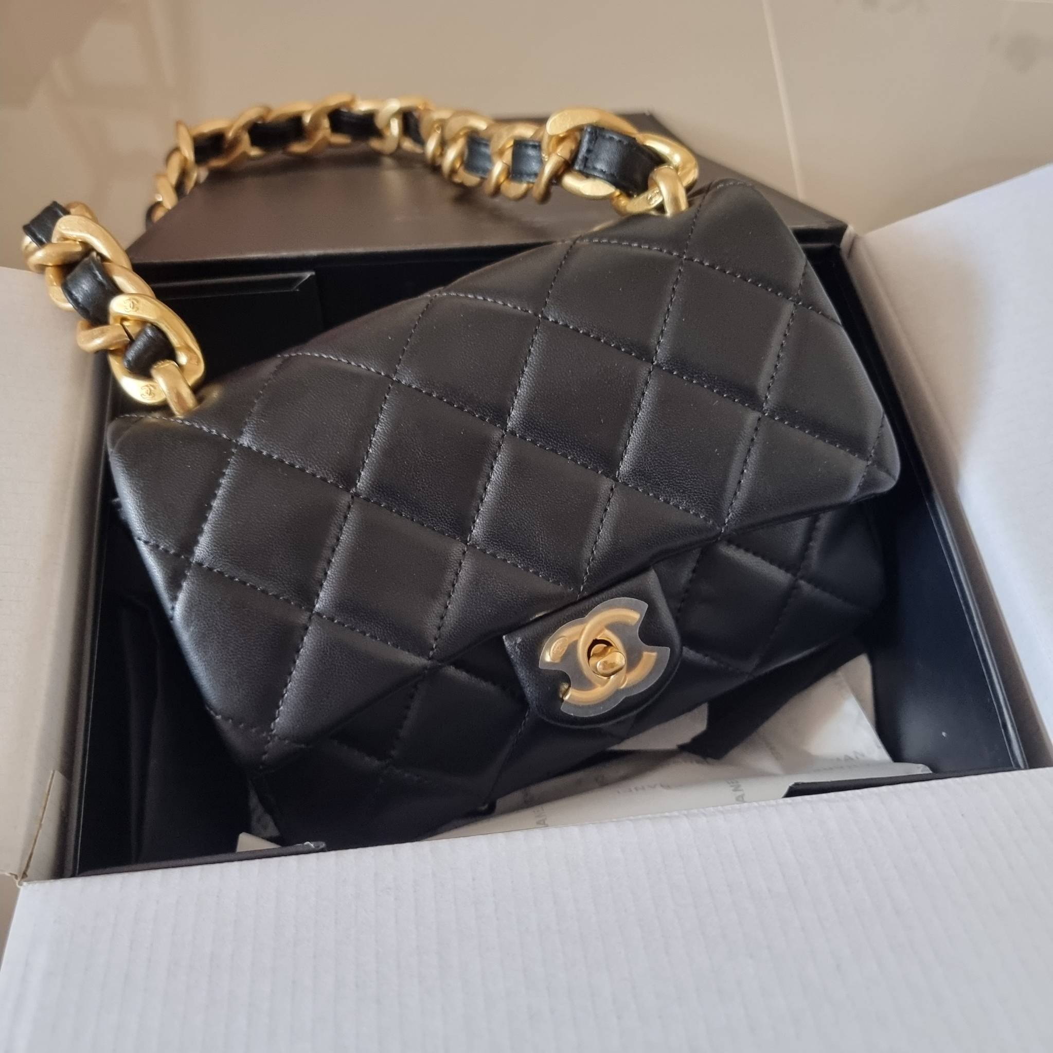 Chanel chunky chain bag in black สวยฟาดย้อนยุคความหรู ในราคาที่จับต้องได้ กับกระเป๋าสะพายไหล่ ไซส์กำลังสวย โดดเด่นด้วยสายสะพายโซ่สลับหนังเส้นใหญ่ ทนทาน ดูแพง