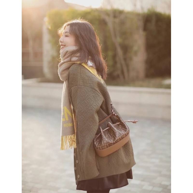 Fendi Pomodorino mini FF leather bag / FENDI FF mini bag รุ่นลิมิเต็ด หายาก ขนาดกำลังสวย ดีไซน์ทรงไม่ซ้ำใคร เก๋ๆตรงดีเทลรูดเก็บปากกระเป๋า วัสดุหนังแคนวาสเคลือบลาย มาพร้อมหูจับในตัว และสายครอสมีมาให้ ปรับได้เล็กน้อย ภายในโล่งกว้าง ใส่ของจำเป็นได้ครบ ใบจริง