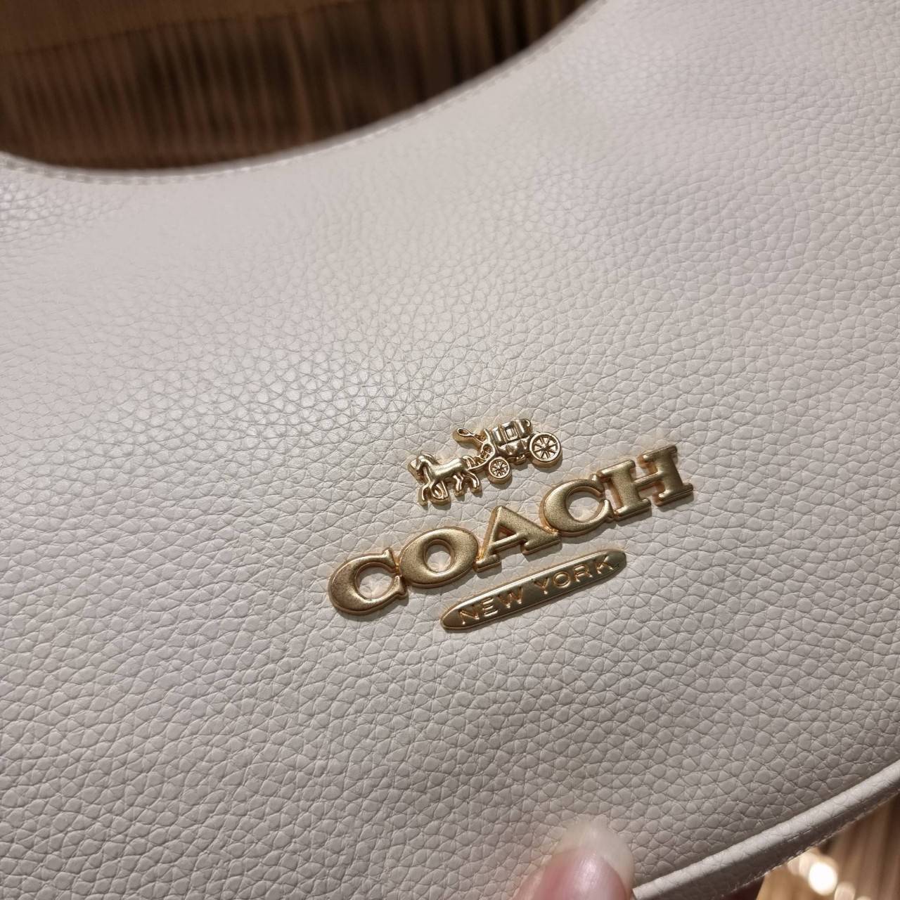COACH C4108 BAILEY HOBO WITH WHIPSTITCH BEST SELLER ต้องมา!! กระเป๋าทรงโฮโบ ดีไซน์หรูหรา แมชท์ง่ายกับทุกไลฟ์สไตล์ วัสดุหนัง pepble หนังนิ่มสวย เปิด-ปิดด้วยซิปรูดใช้งานง่าย ภายในโล่งกว้าง สายคล้องสะพายไหล่ มีดีเทลน่ารักน่าใช้ ใช้งานสะดวกและง่ายต่อการใช้ชีว