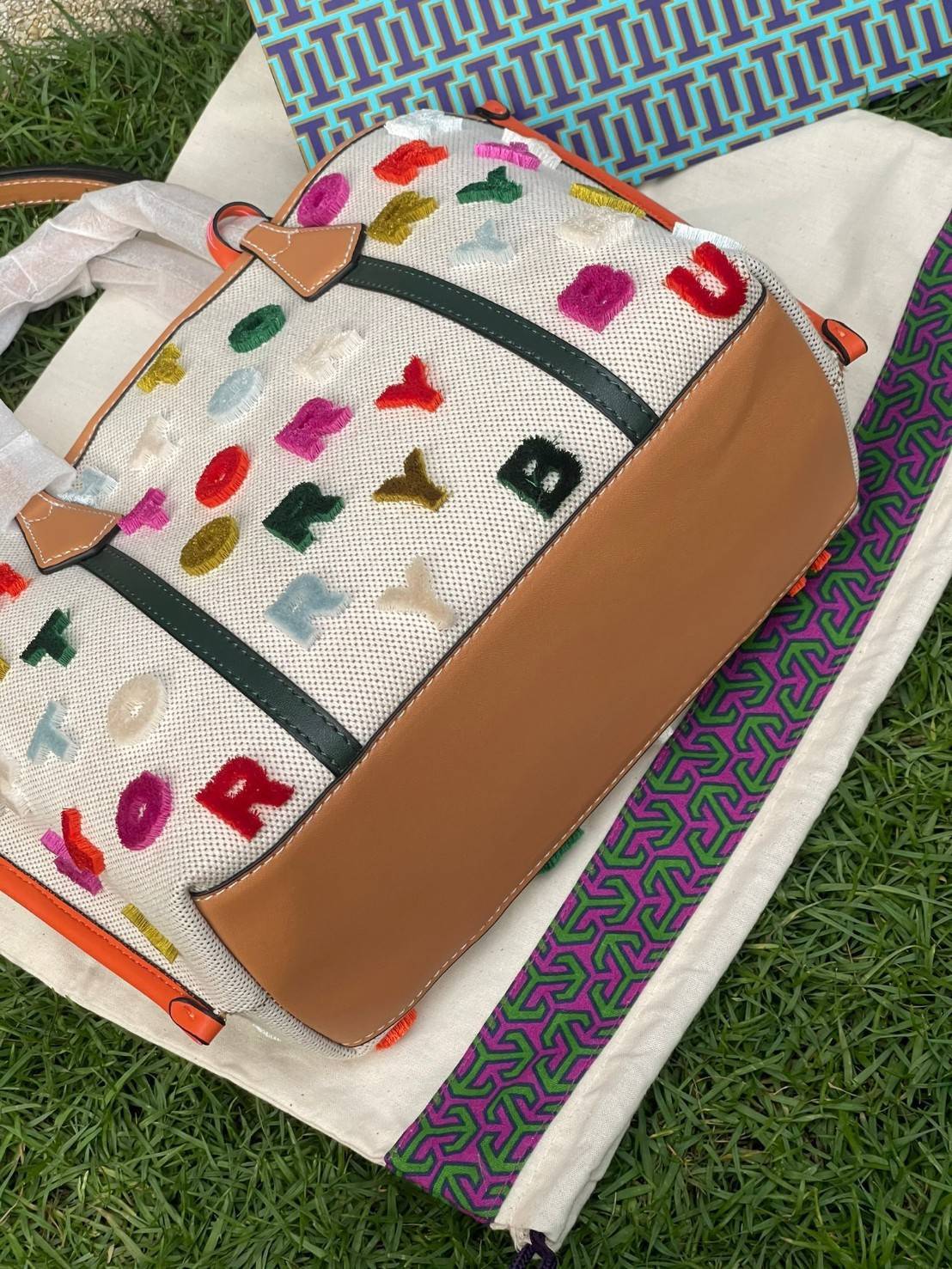 ของแท้ 💯% Tory burch perry coupe small triple-compartment tote bag เปลี่ยนบรรยากาศมาพักผ่อนแบบ Staycation สร้างสีสันให้วันพักร้อนสไตล์สาว Tory Burch กระเป๋าหลากสีสัน