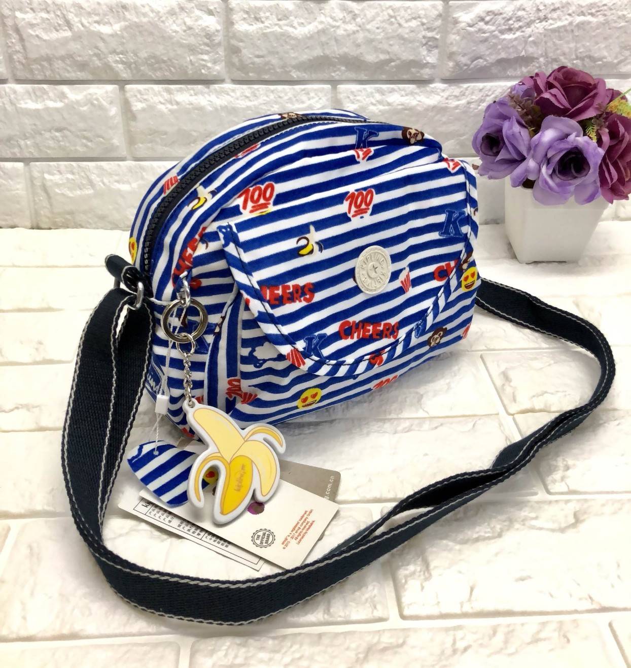Kipling Emoji Shoulder Bag 2018 New arrival! กระเป๋าสะพายหรือ crossbody size mini วัสดุ nylon คุณภาพดี กันน้ำได้ระดับนึงค่ะ ดีไซน์รูป emoji น่ารักมากๆ ด้านหน้ามี 1 ช่องใส่ของ ช่องหลักเปิดปิดด้วยซิป ภายในโล่งใส่ของได้จุ มีช่องเล็ก และช่องซิปค่ะ ซับในลาย em