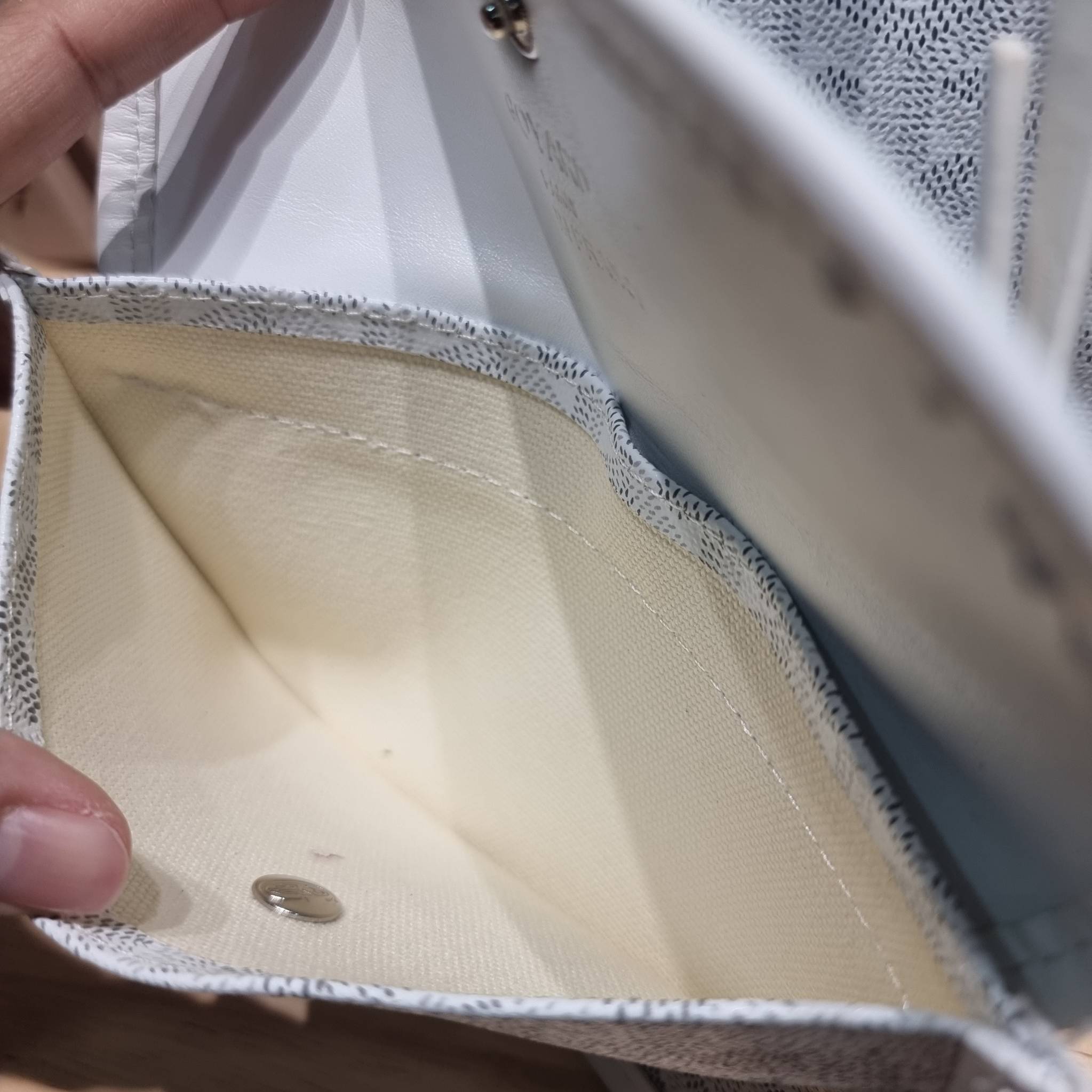 GOYARD BOHEME HOBO BAG / GOYARD HOBO กระเป๋าสะพายทรงโฮโบ ใบใหญ่จุใจ!! มาครบสีขายดี เลิศทุกสี รูปทรงคลาสสิค ดีไซน์เป็นเอกลักษณ์ วัสดุหนังแคนวาสพิมพ์ลายสวยคม ปากกระเป๋ามีซิปเปิด-ปิดกันของหล่นได้ ภายในโล่งกว้างมาก มาพร้อมสายคล้องในตัว ทนทาน สะพายสวยๆได้ทุกวั