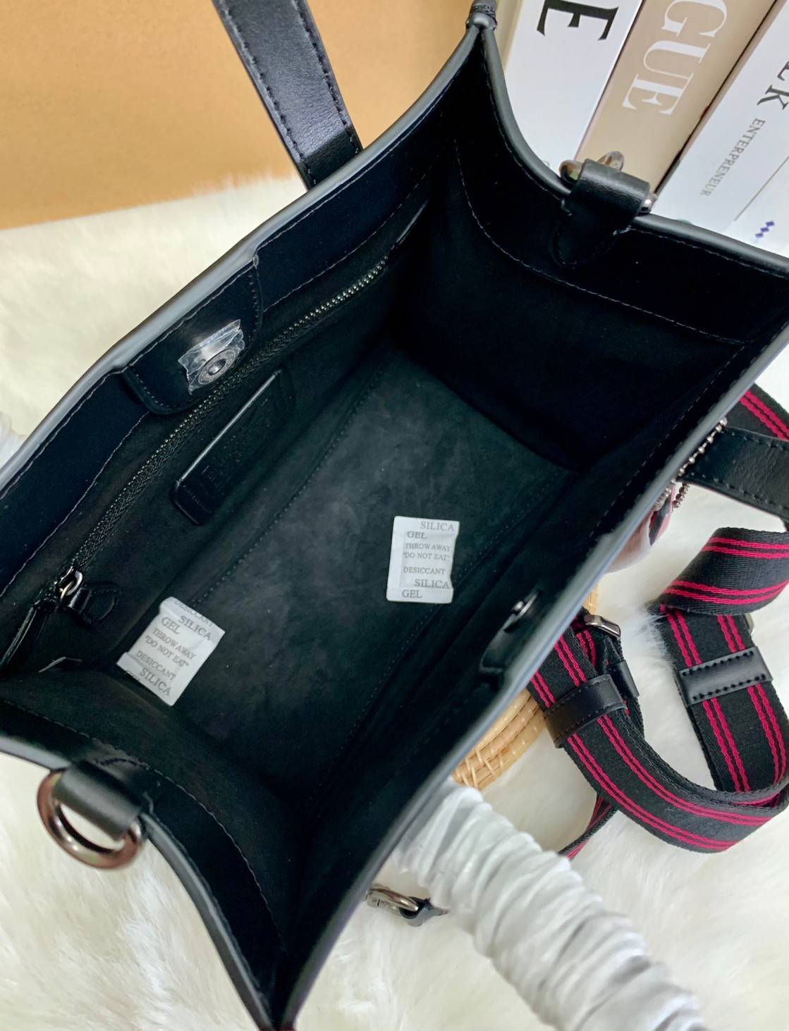 มาสคอตที่รัก 💋 ยังไม่เข้าช๊อปไทย สวยก่อนใครไปเลยจร้าา COACH X MICHAEL B. JORDAN FIELD TOTE 22 IN MUMMIFIED SIGNATURE CANVAS WITH REXY ((C6971)) พร้อมส่งที่ไทยทันทีค่ะ! MICHAEL B.JORDAN ร่มมือกับCoach ออกแบบกระเป๋าทรงTote กนังแท้นิ่มมือ ใหม่ลาสุดมา