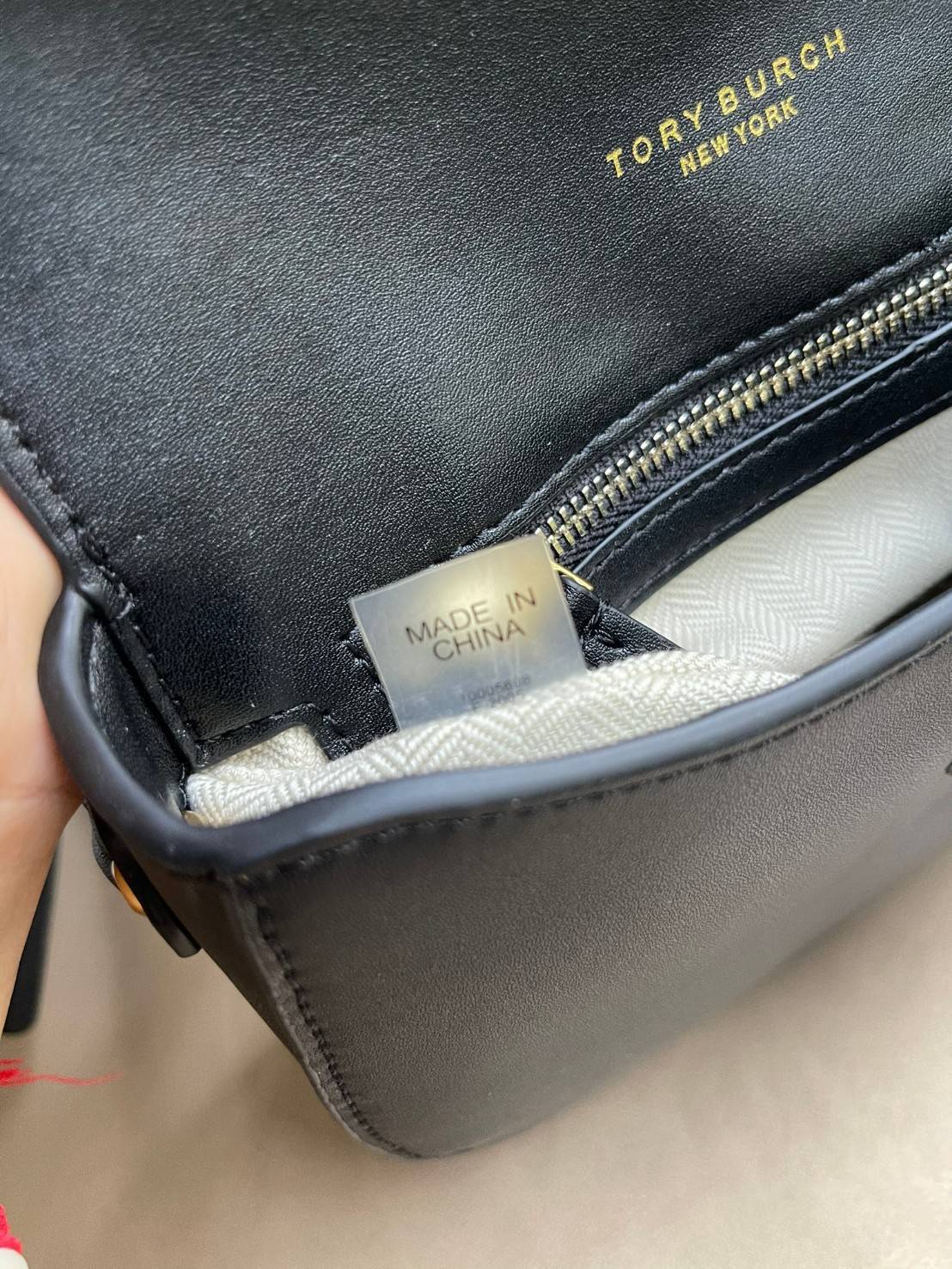 Tory Burch Miller Metal Saddle Bag กระเป๋าที่ใช้เป็น Everyday Bag ก็คือสามารถใช้งานได้บ่อยครั้งและสามารถสะพายไปทำกิจกรรมต่าง ๆ