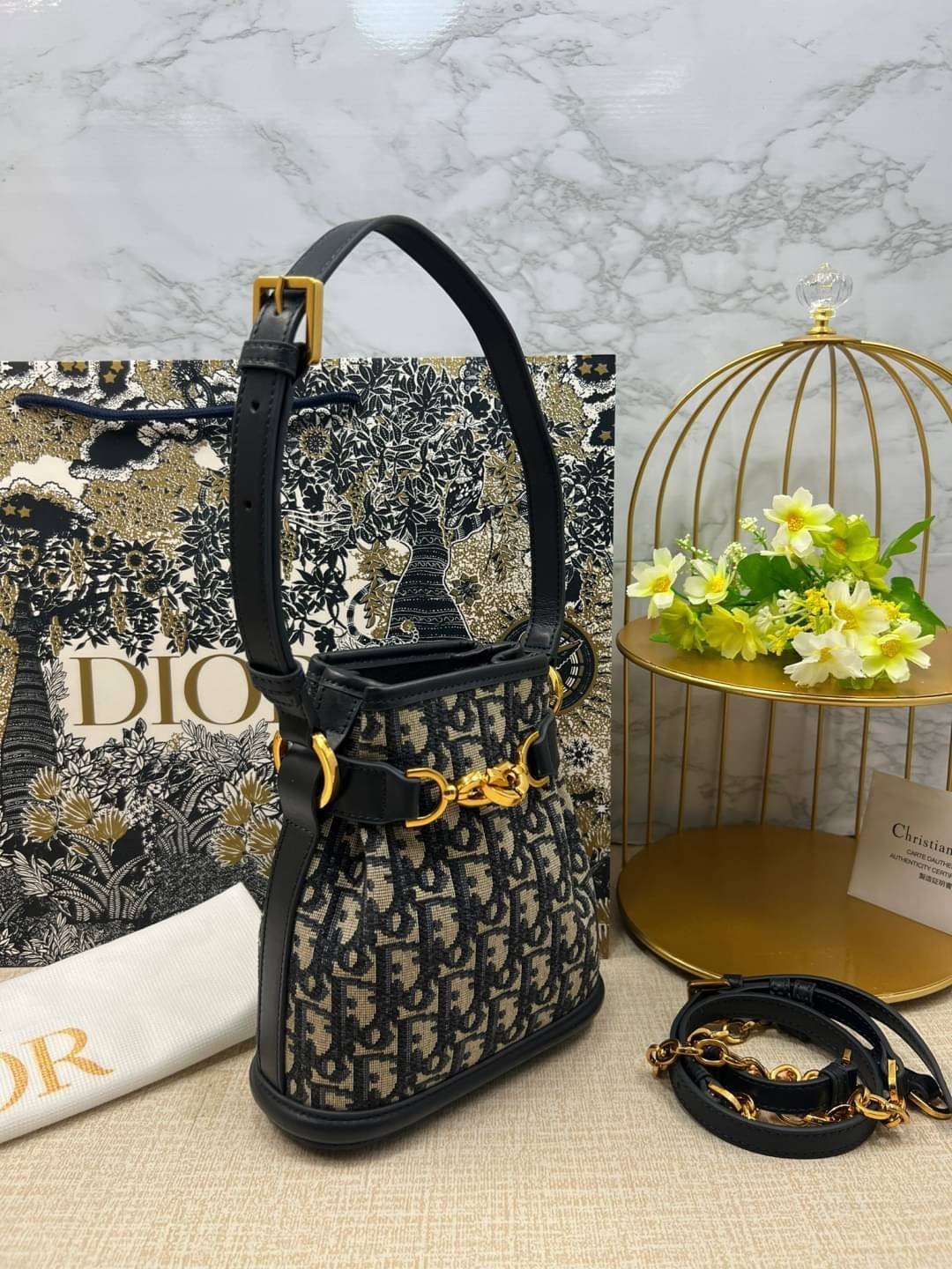 DIOR SMALL C'EST 17 cm / Dior bucket bag รุ่นใหม่สวยหรู ดูแพงมากค่ะ กระเป๋าสะพายบัคเก็ต รูปทรงคลาสสิค ใช้งานง่ายภายในโล่งกว้างมาก สวยมาก ควรมีค่า