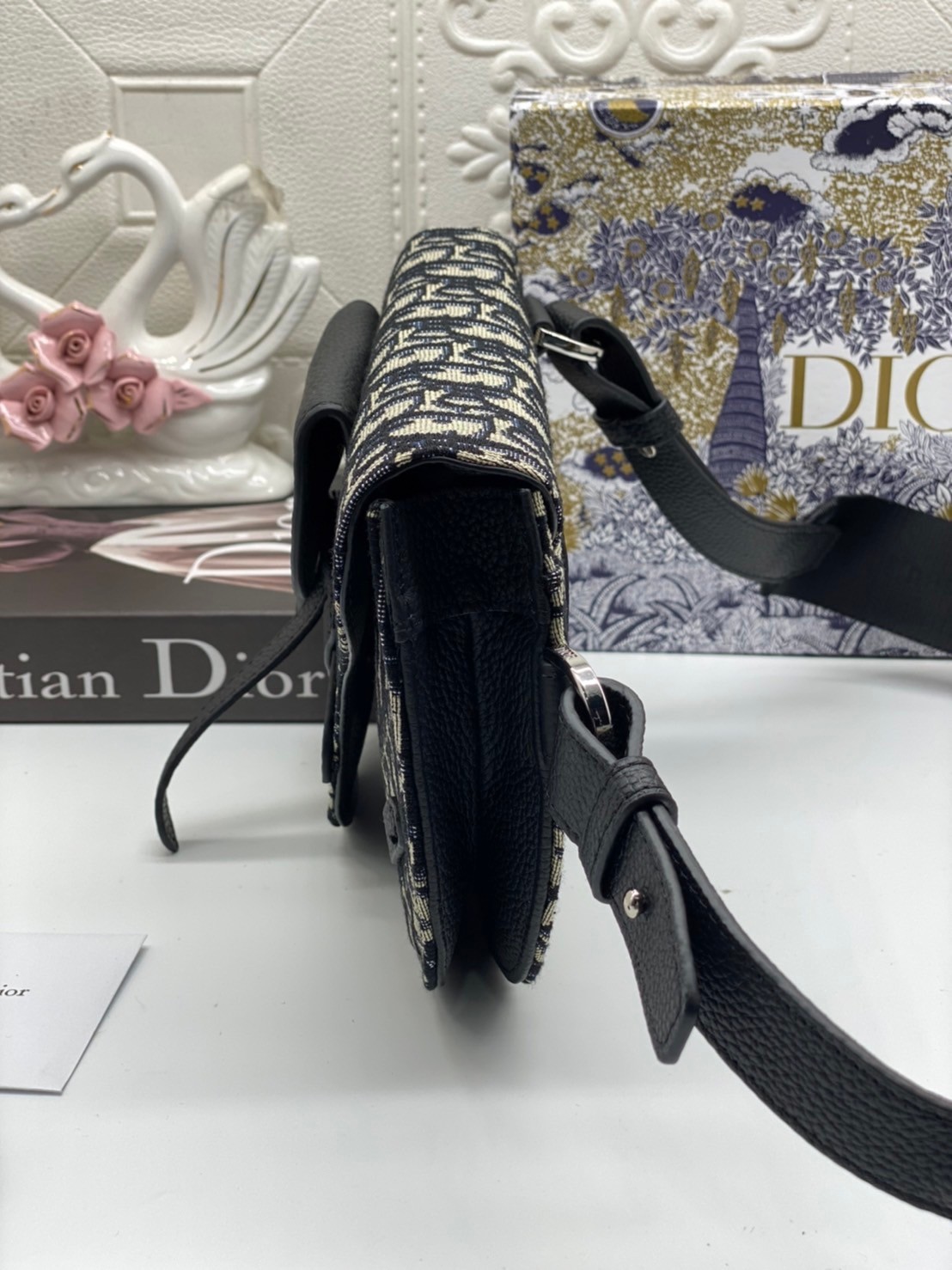 DIOR SADDLE Pouch Beige And Black Canvas and Leather Messenger Bag DIOR Chest Bag พร้อมส่งที่ไทย ยังคงรักษาสไตล์ไว้ได้ เฉพาะสำหรับคุณที่จะติดตามเทรนด์อานม้ารุ่นที่สวยงามนี้ในผ้าใบเฉียงและหนัง สายสะพายไหล่แบบเส้นเดียวและด้านในบุด้วยผ้า กระเป๋าสะพายข้างหรือ