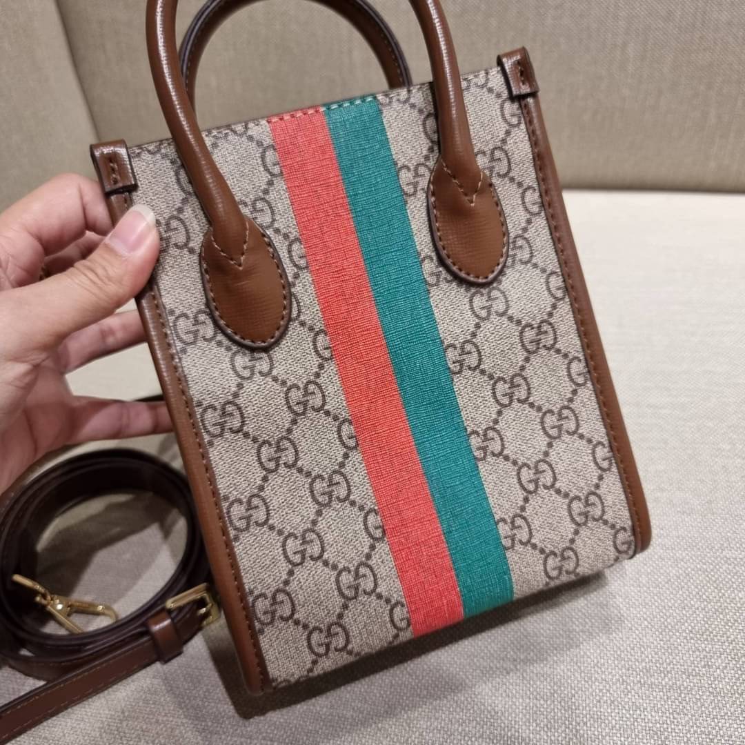 GUCCI Tiger GG mini tote bag ไซส์มินิ ร้อนแรงไฟลุก!! ต้อนรับปีเสืออย่างเป็นทางการ จัดให้แบบเลิศๆ กับกระเป๋าทรงโท้ท วีไอพีพรีเมี่ยมกิ๊ฟ ไซส์มินิ โดดเด่นด้วยฟอนท์ตัวใหญ่ สวยเอกลักษณ์ วัสดุหนังแคนวาสตัดขอบด้วยหนังแท้ ภายในเป็นช่องโล่ง ใส่ของจุกจิกได้ ใส่โทรศ
